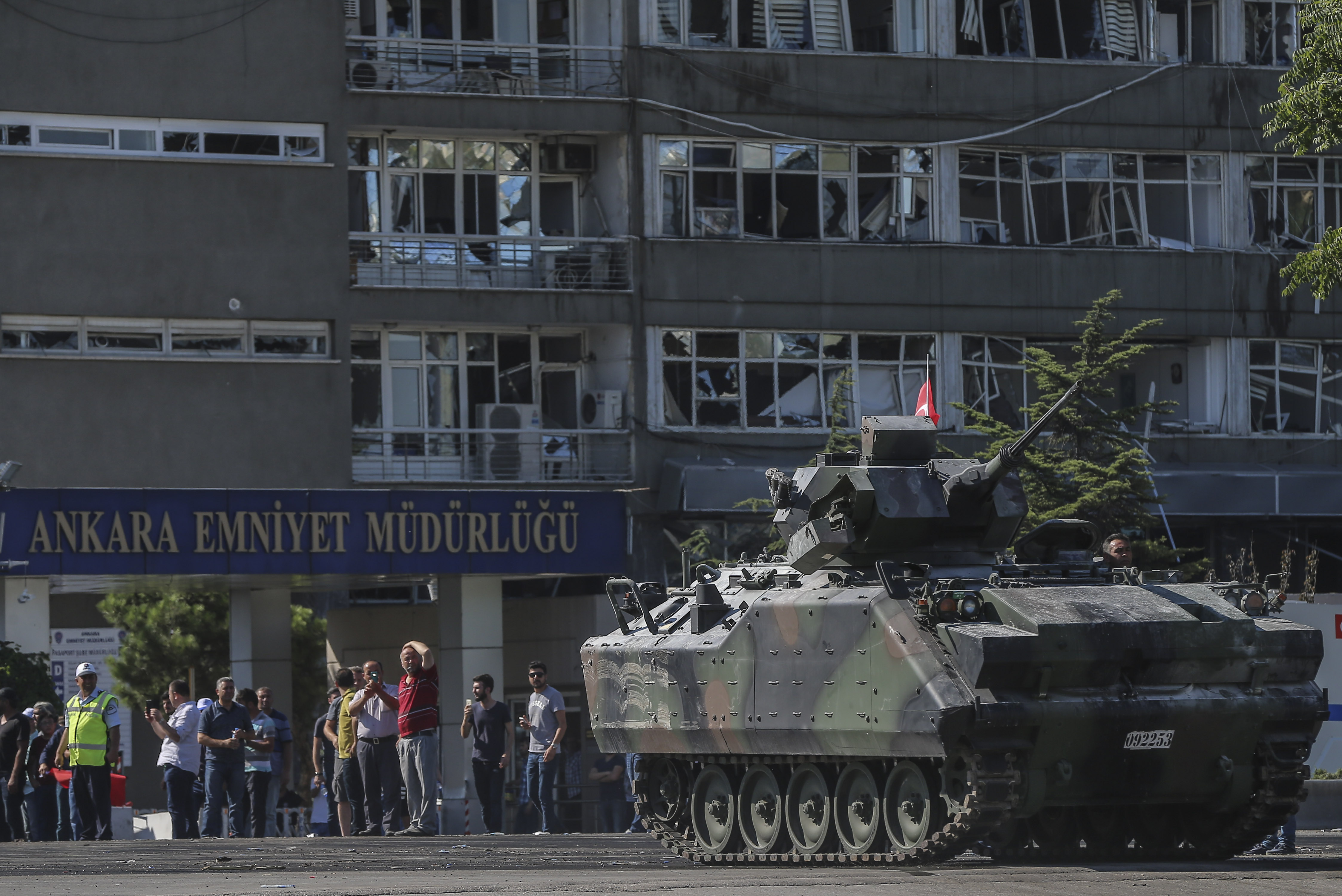 6	After the resistance, which continued until 5:13 a.m., six tanks under the control of coup soldiers were seized and the soldiers were taken into custody.