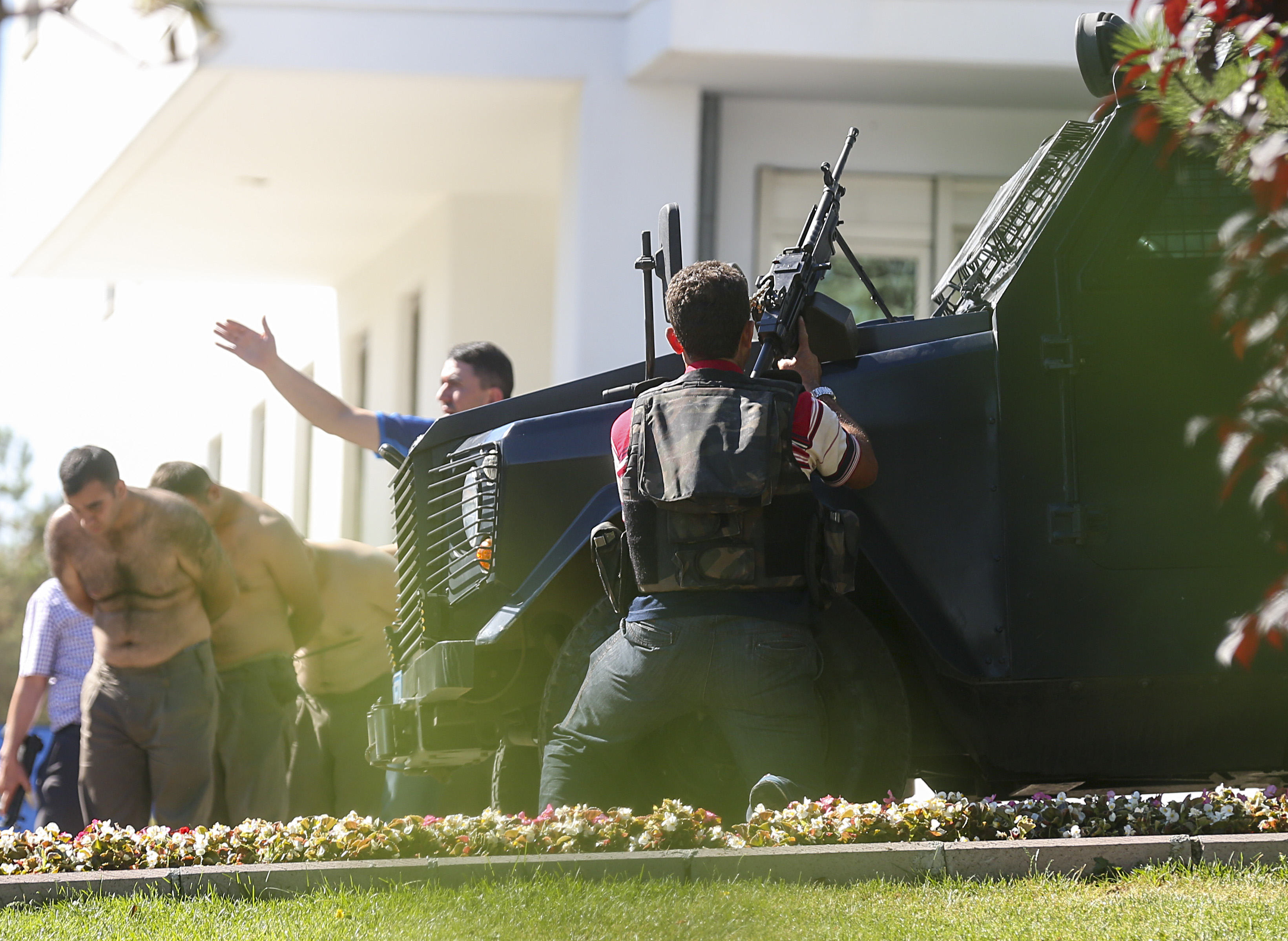 استُعيدت السيطرة على مبنى القيادة العامة لقوات الدرك التي استولى عليها الجنود الانقلابيون بعملية نفذتها قوات الشرطة الخاصة.