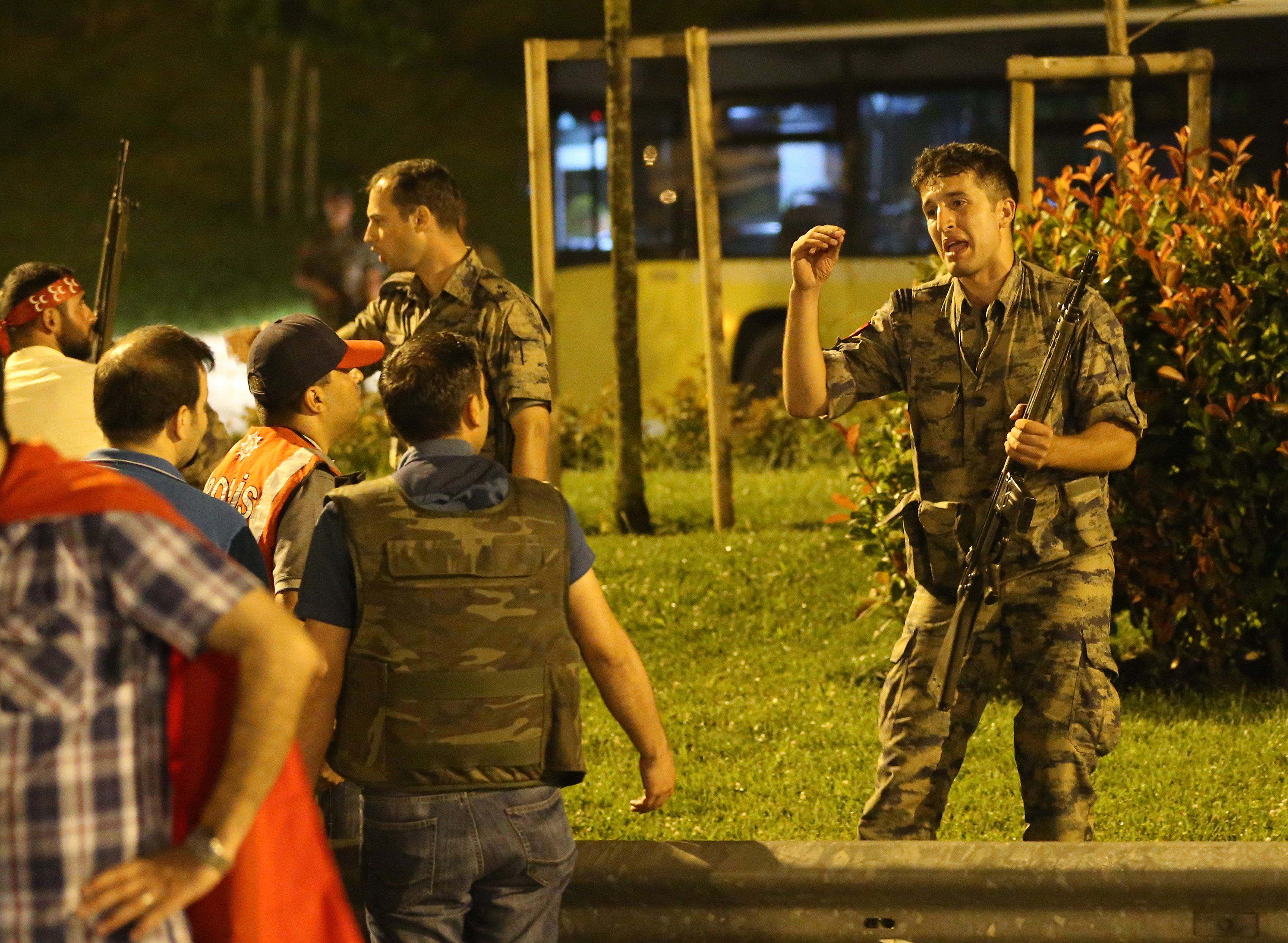 Polis tarafından kapatılan gişelerde asker ile polis arasında çatışmalar yaşandı.