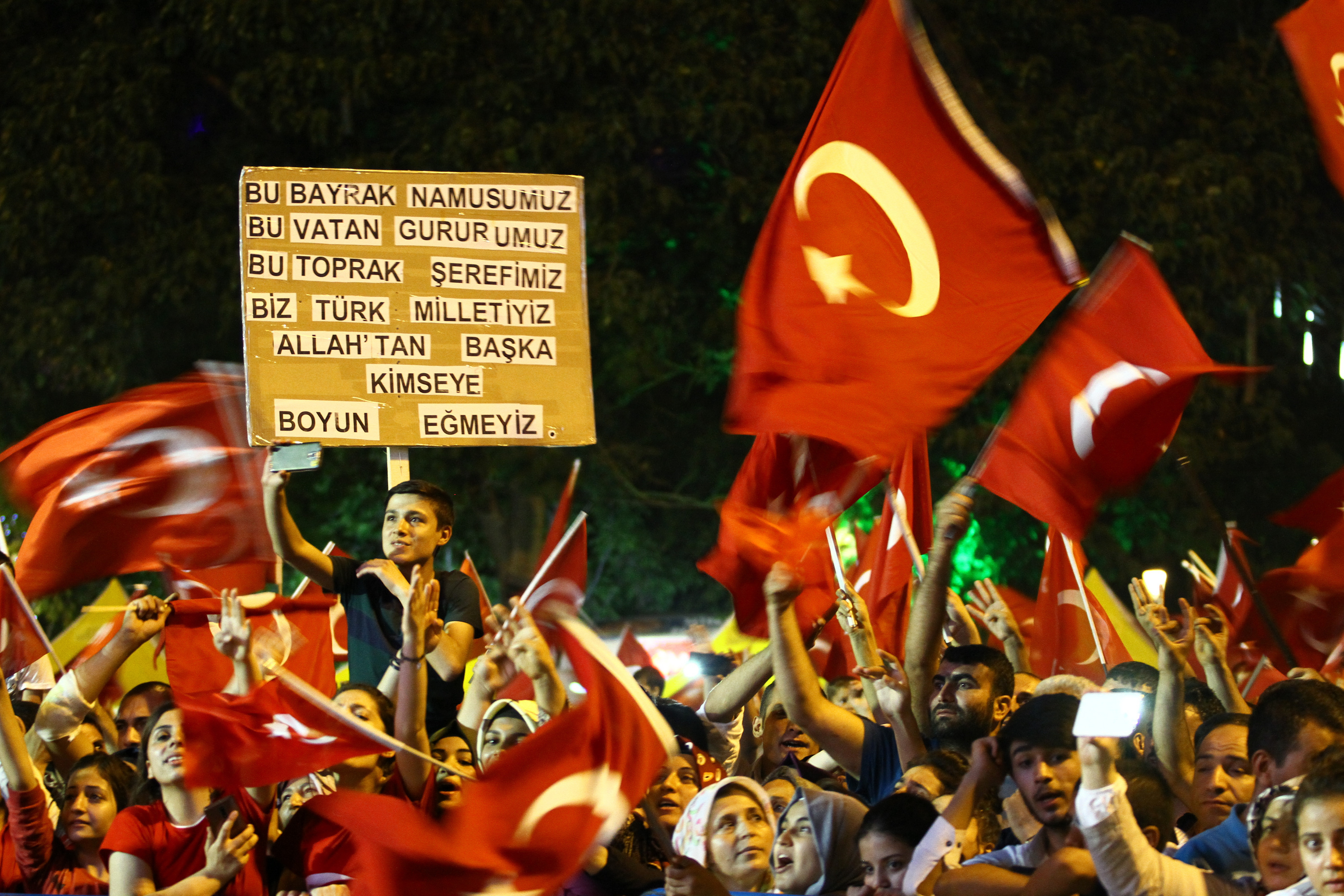 Demokrasi nöbetlerine katılan vatandaşlar hazırladıkları pankartlar ile tepkilerini dile getirdi.