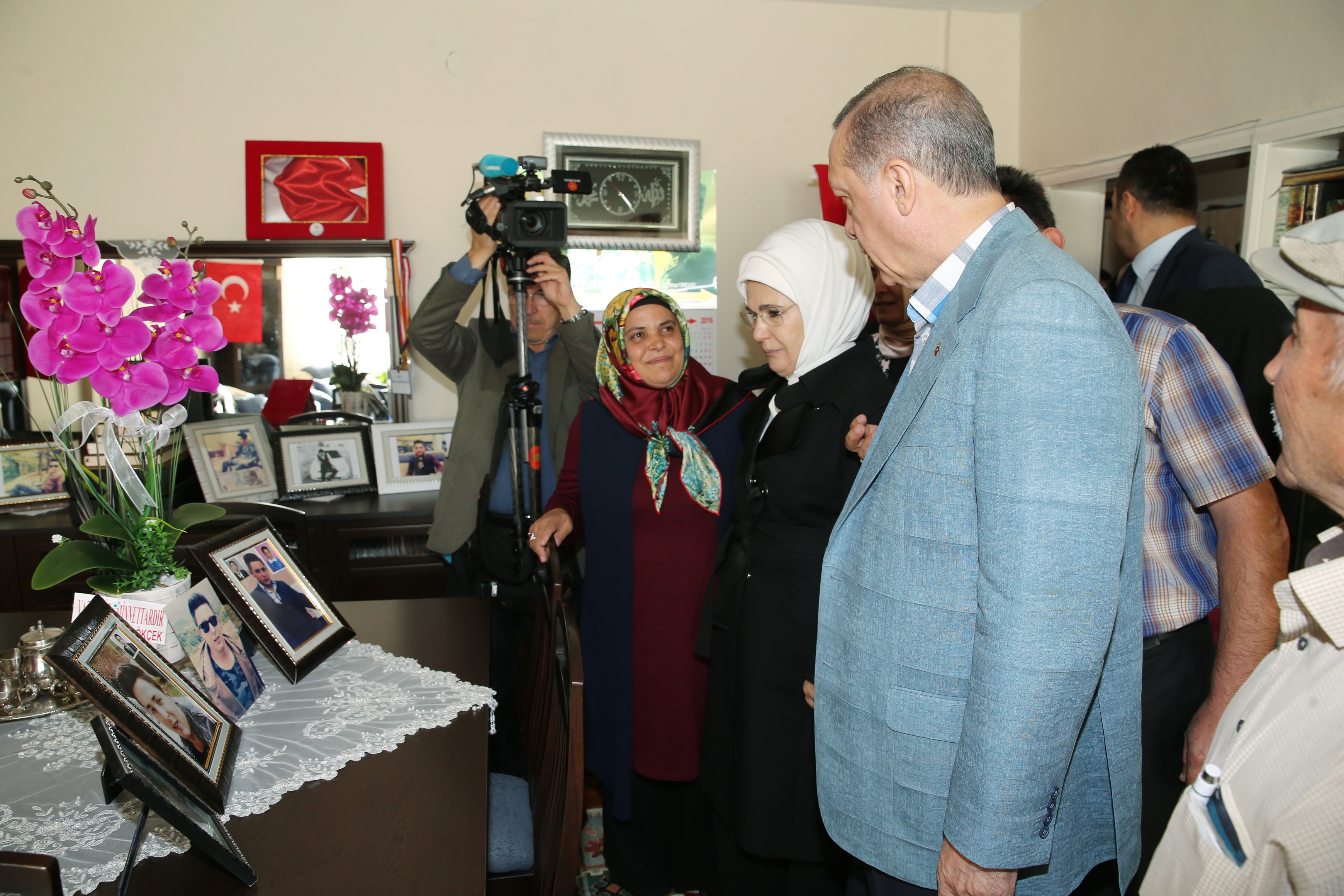 Şehidin ailesi Cumhurbaşkanı ve eşine fotoğraflarını gösterdi.