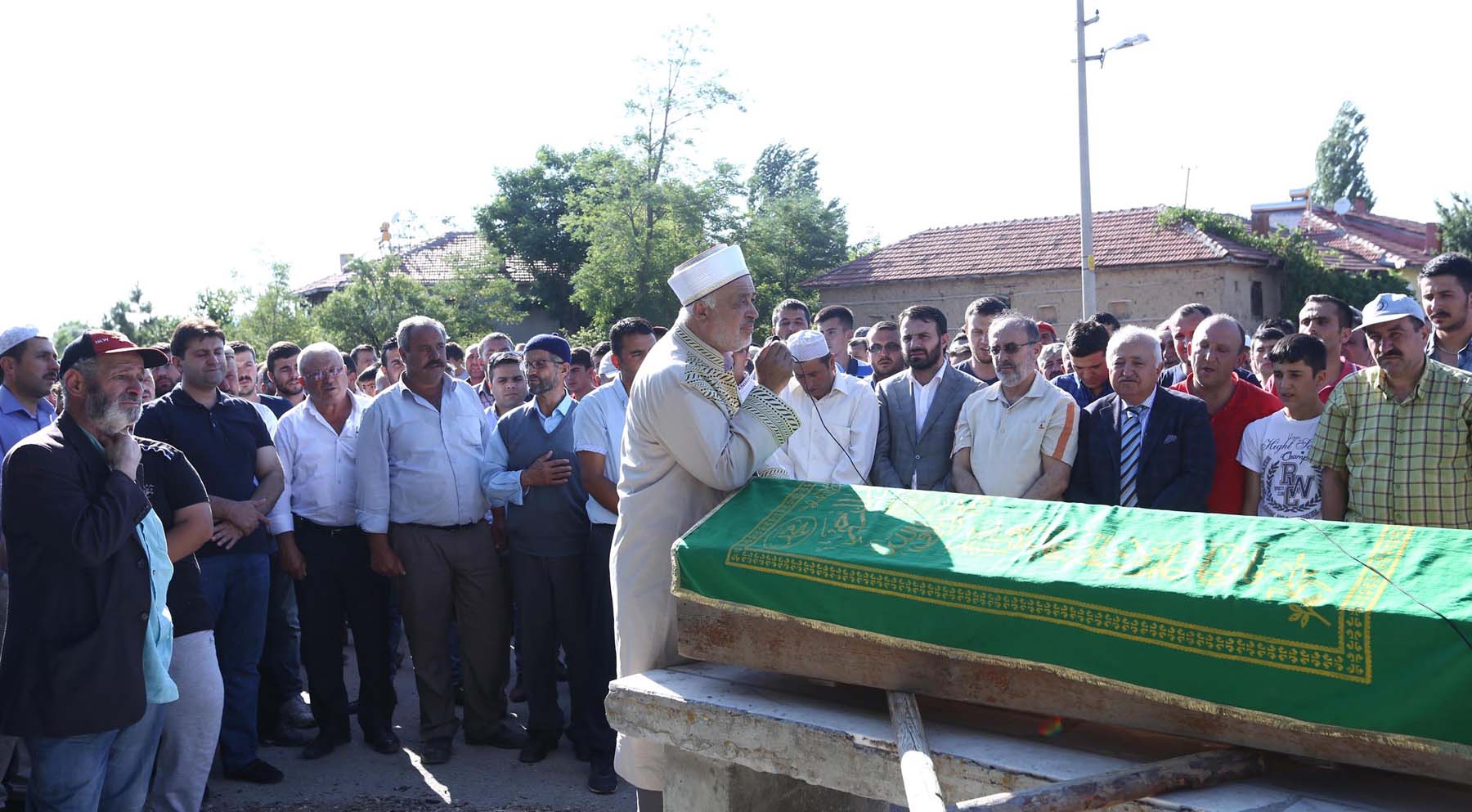 Kazan mufti Halil Karagöz, who performed the funeral prayer, said: “We leave all traitors, dishonest people, FETÖ members and parallel state members who are burning with so much hate to crush people under a tank to God. God damn them! Thanks to our martyrs, our nation and our motherland survived when they were at the edge of a cliff. Hopefully, God will never test us with similar pain. We are grateful for our martyrs. I hope God is too. Let them rest in peace in heaven.”