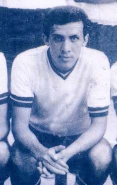 Erok Spor Kulübü'nde başladığı futbol hayatına amatör ligde Camialtı Spor Kulübünde devam etti.