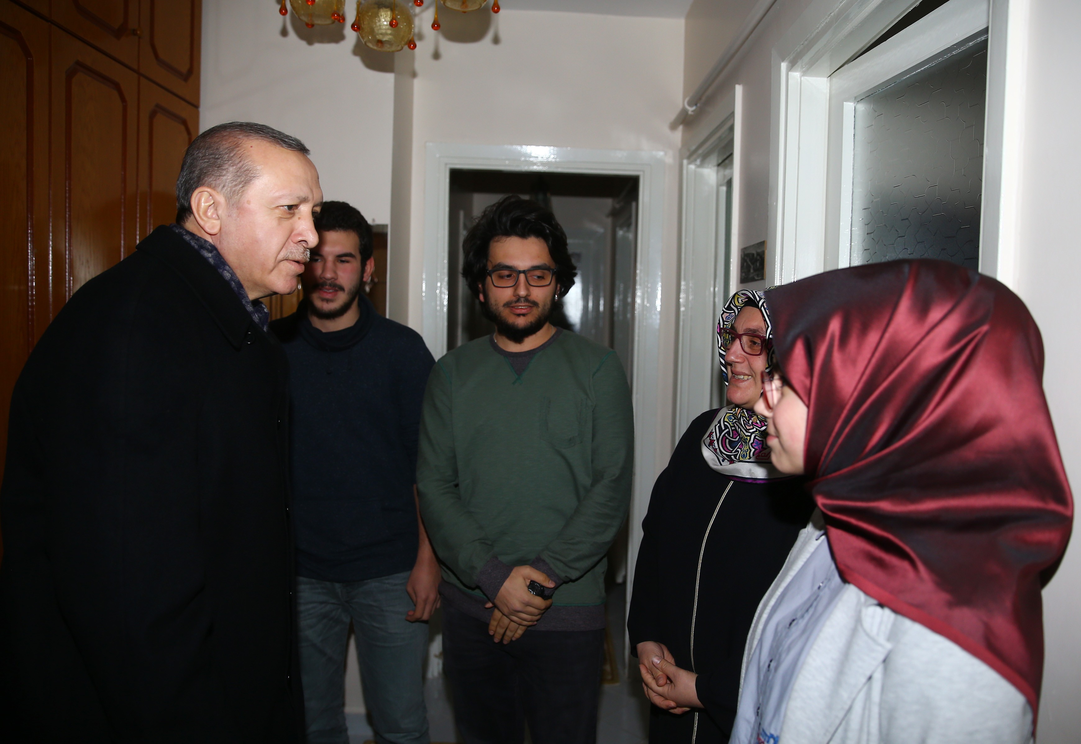 Cumhurbaşkanı Erdoğan 15 Temmuz şehidi Osman Yılmaz'ın ailesine taziye ziyaretinde bulundu.