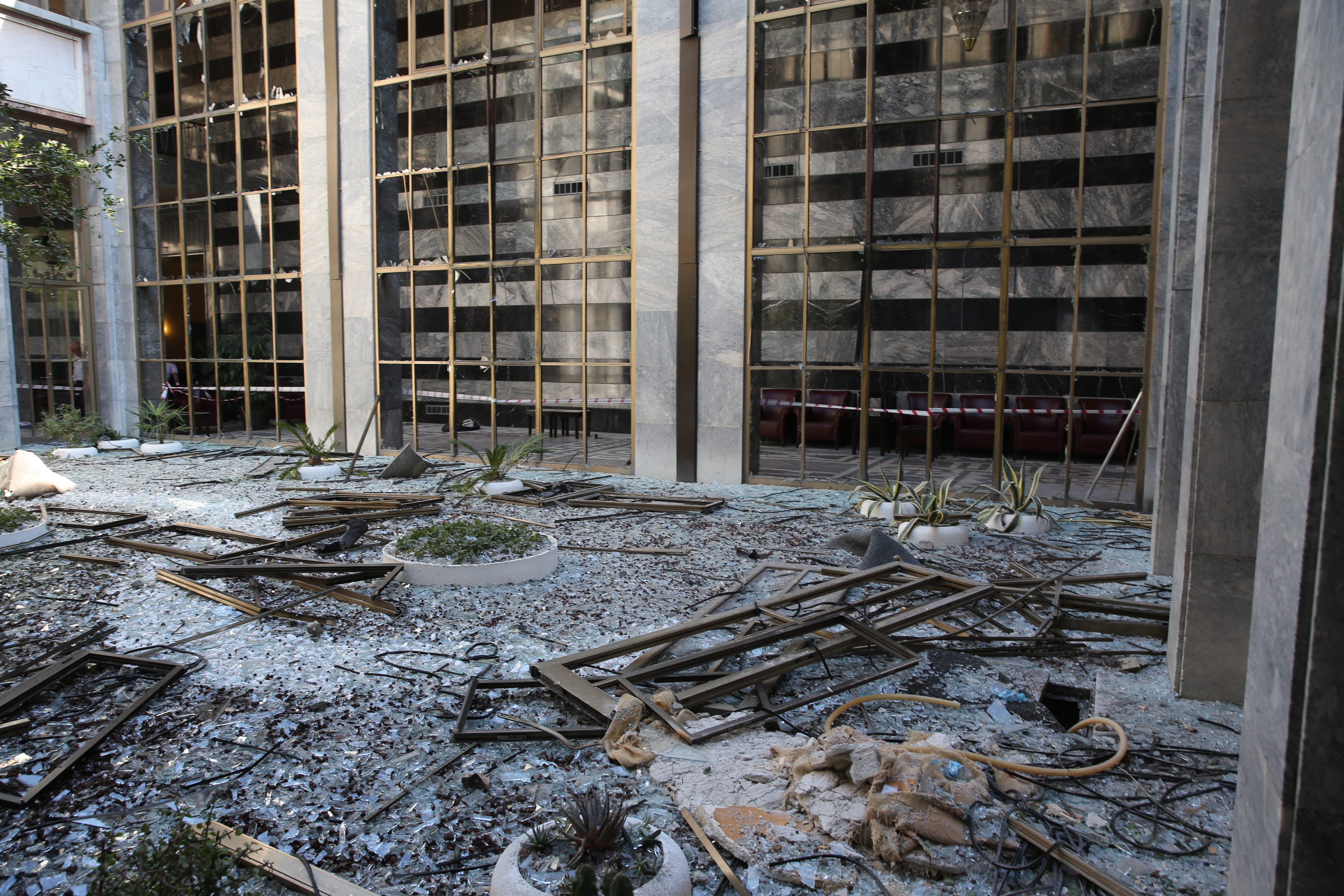 .Meclis binasına atılan bombaların verdiği hasar gün ağarınca ortaya çıktı.