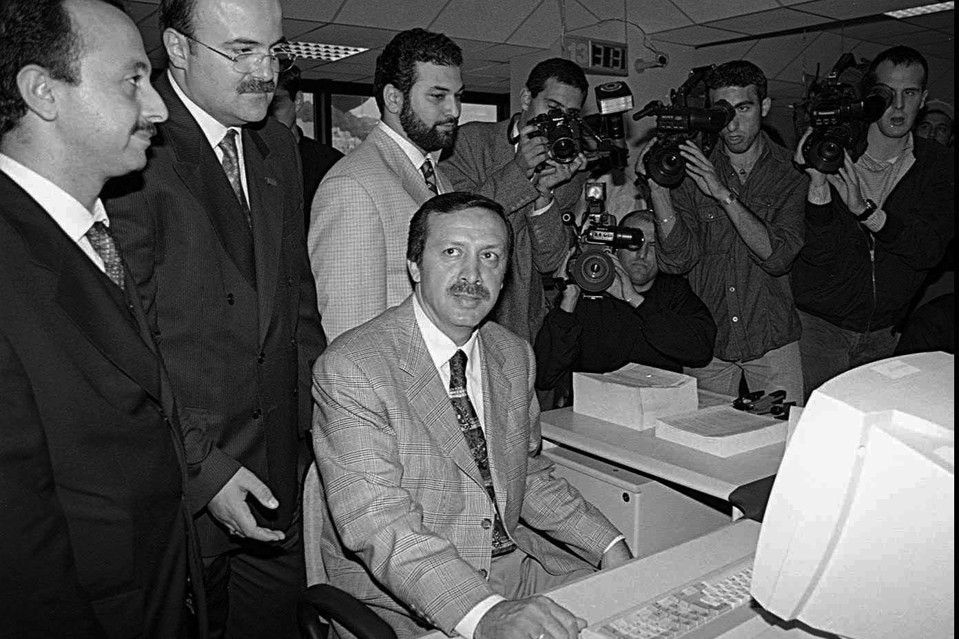 ترأس رجب طيب أردوغان الذي عاد للسياسة بشكل فعل مع حزب الرفاة الذي تأسس عام 1983 الحزب عن مقاطعة بي أوغلو عام 1984, وأصبح رئيس الحزب عن ولاية اسطنبول عام 1985 وعضو  مجلس التوجيه واتخاذ القرار للحزب.
