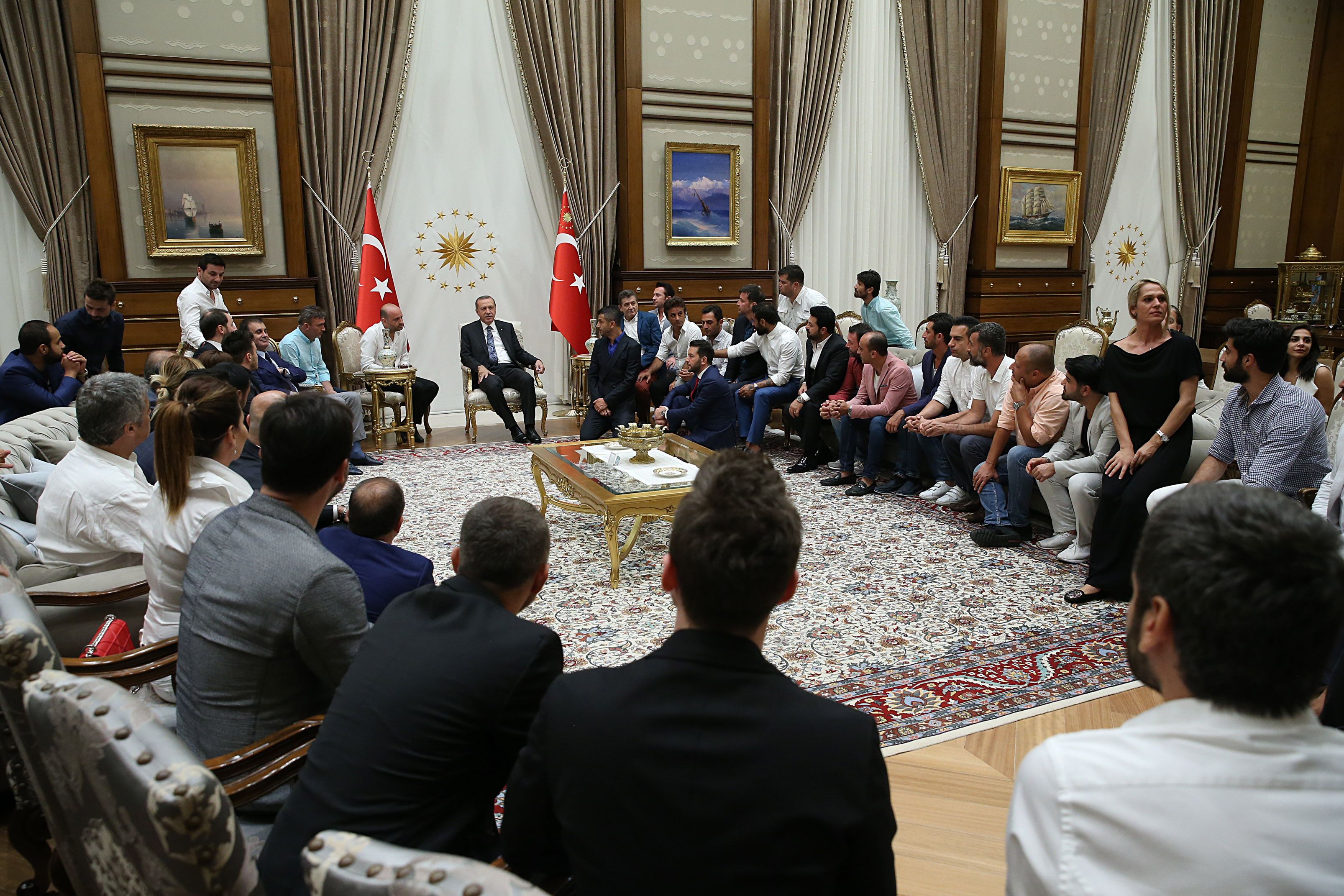 Президент Эрдоган и знаменитости некоторое время беседовали в зале дворца.