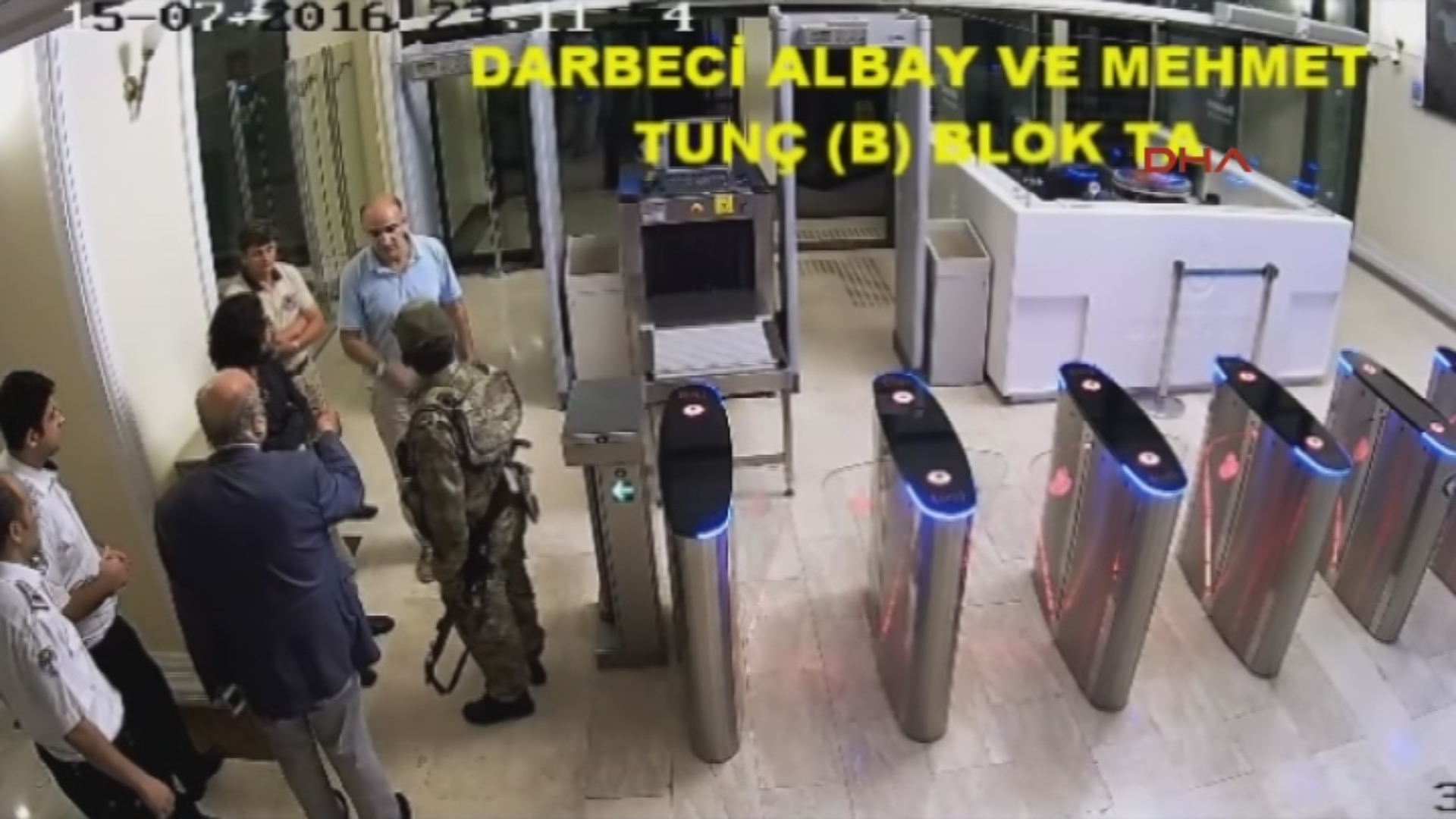 İBB Sivil Savunma Sekreteri Mehmet Tunç Darbeci askerleri kapıda karşıladı.