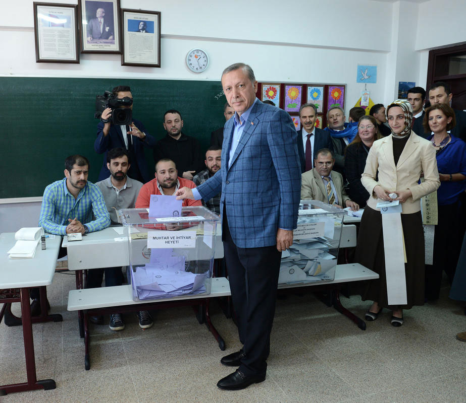 Recep Tayyip Erdoğan, 12 Haziran 2011 seçimlerinden de daha büyük bir zaferle çıktı ve % 49.8 oy alarak 61. Hükümeti kurdu.