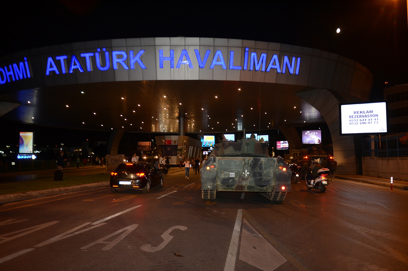 Tanks and armored personnel carriers under the control of FETÖ coup soldiers set off for Atatürk Airport.