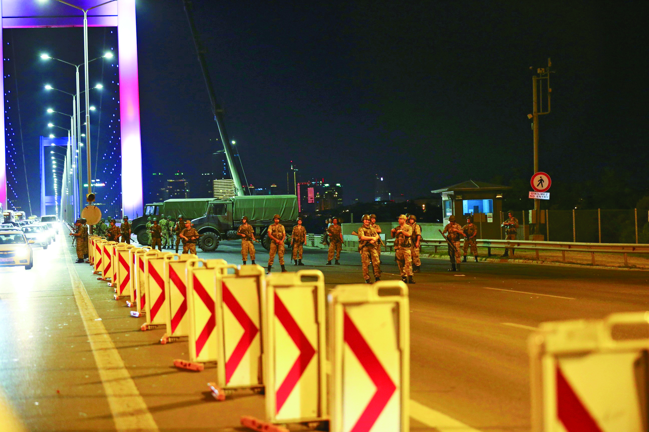 FETÖ coup soldiers closed traffic from the Anatolian to European Side of Istanbul on the Bosporus and Fatih Sultan Mehmet Bridges.