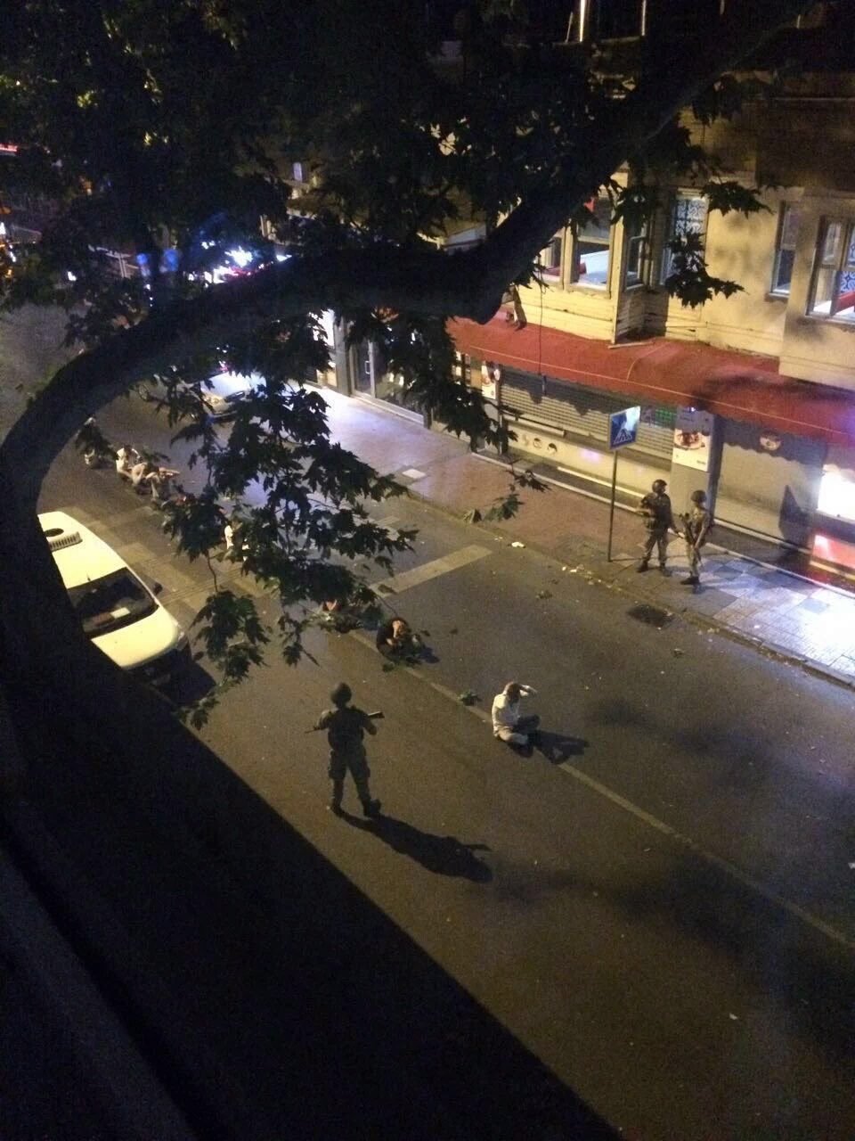 Çengelköy sokaklarında darbeci askerler tarafından vatandaşlar tek sıra halinde yerde bekletildi.