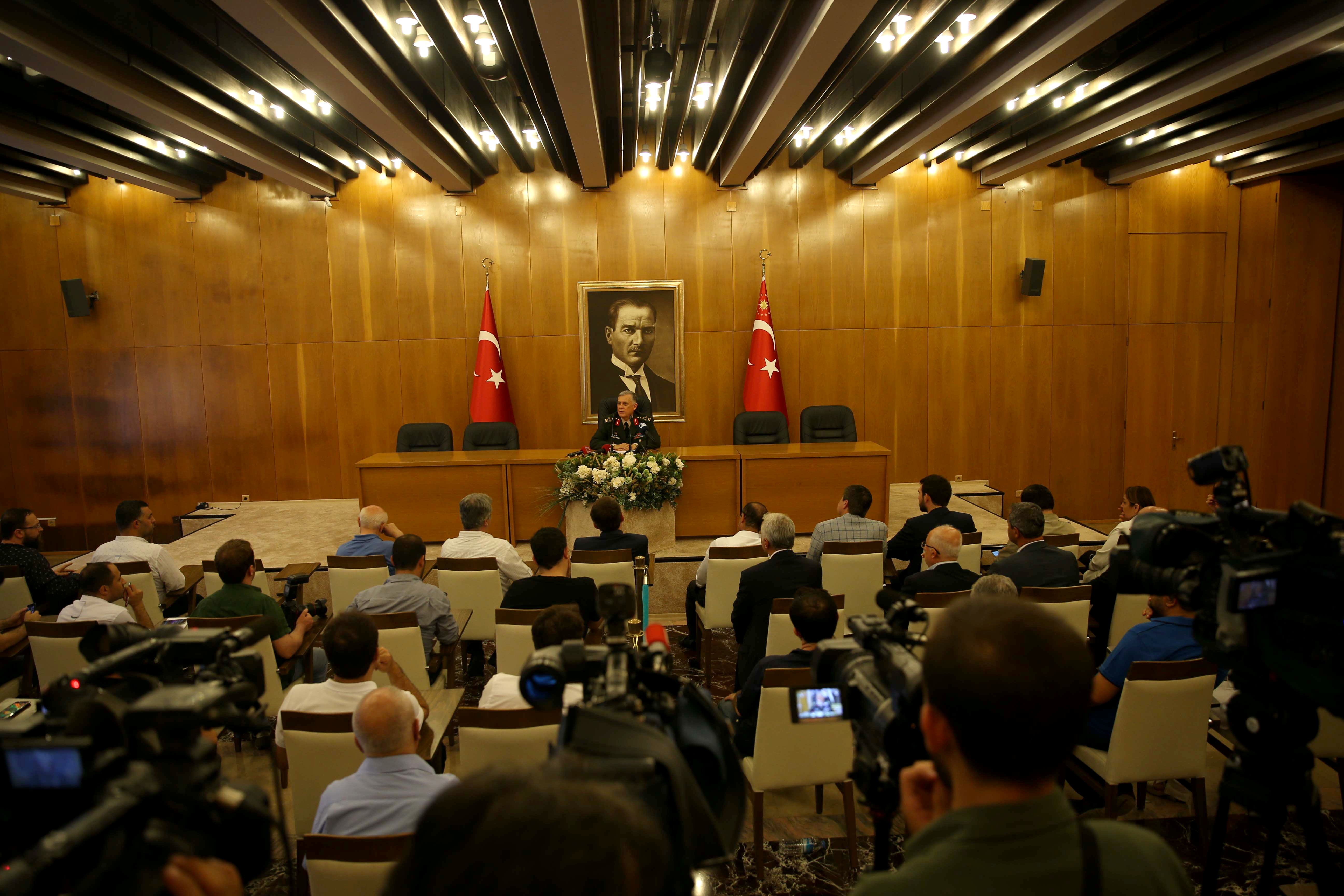 نظم الفريق أول اوميت دوندار وكيل رئيس الأركان مؤتمراً صحفياً في دار ضيافة رجال الدولة في مطار أتاتورك.