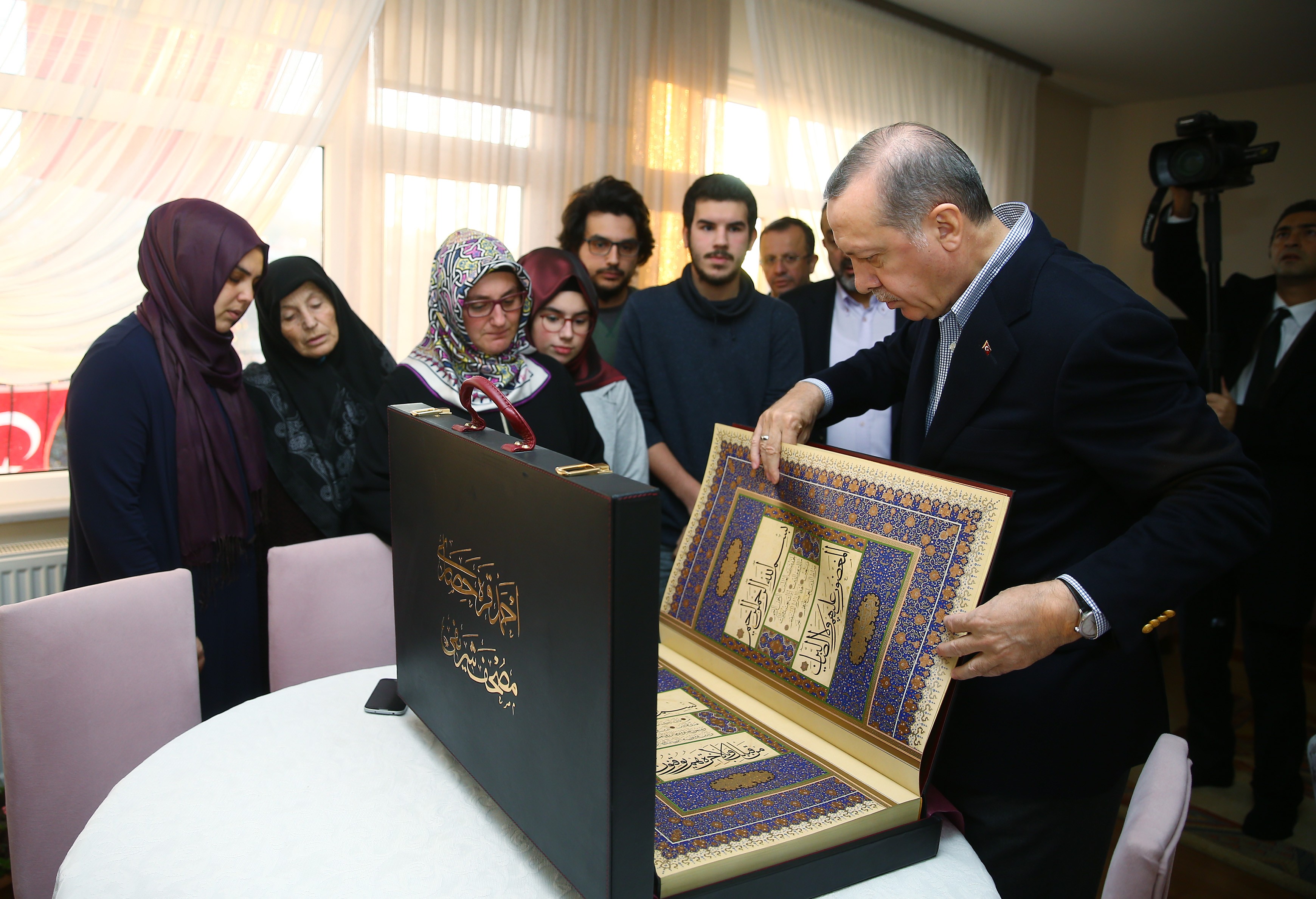 Cumhurbaşkanı Erdoğan şehidin ailesine Kuran-ı Kerim hediye etti.