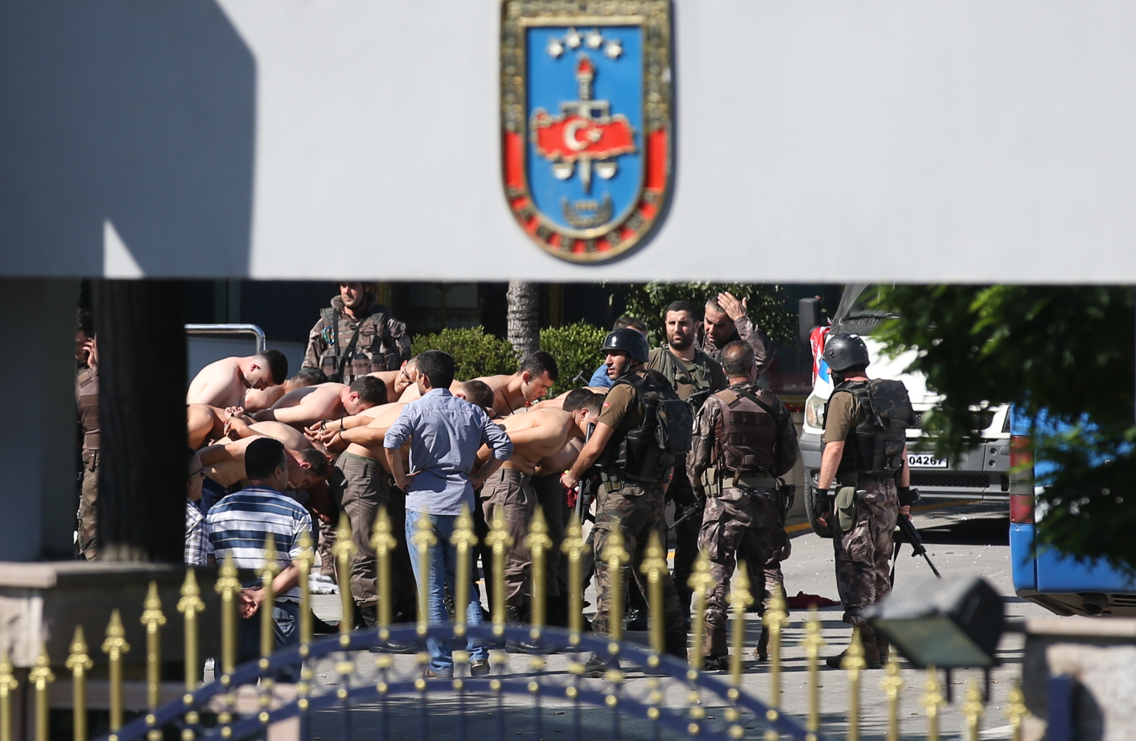 Jandarma Genel Komutanlığı binasına özel harekat polisleri tarafından operasyon düzenlendi.