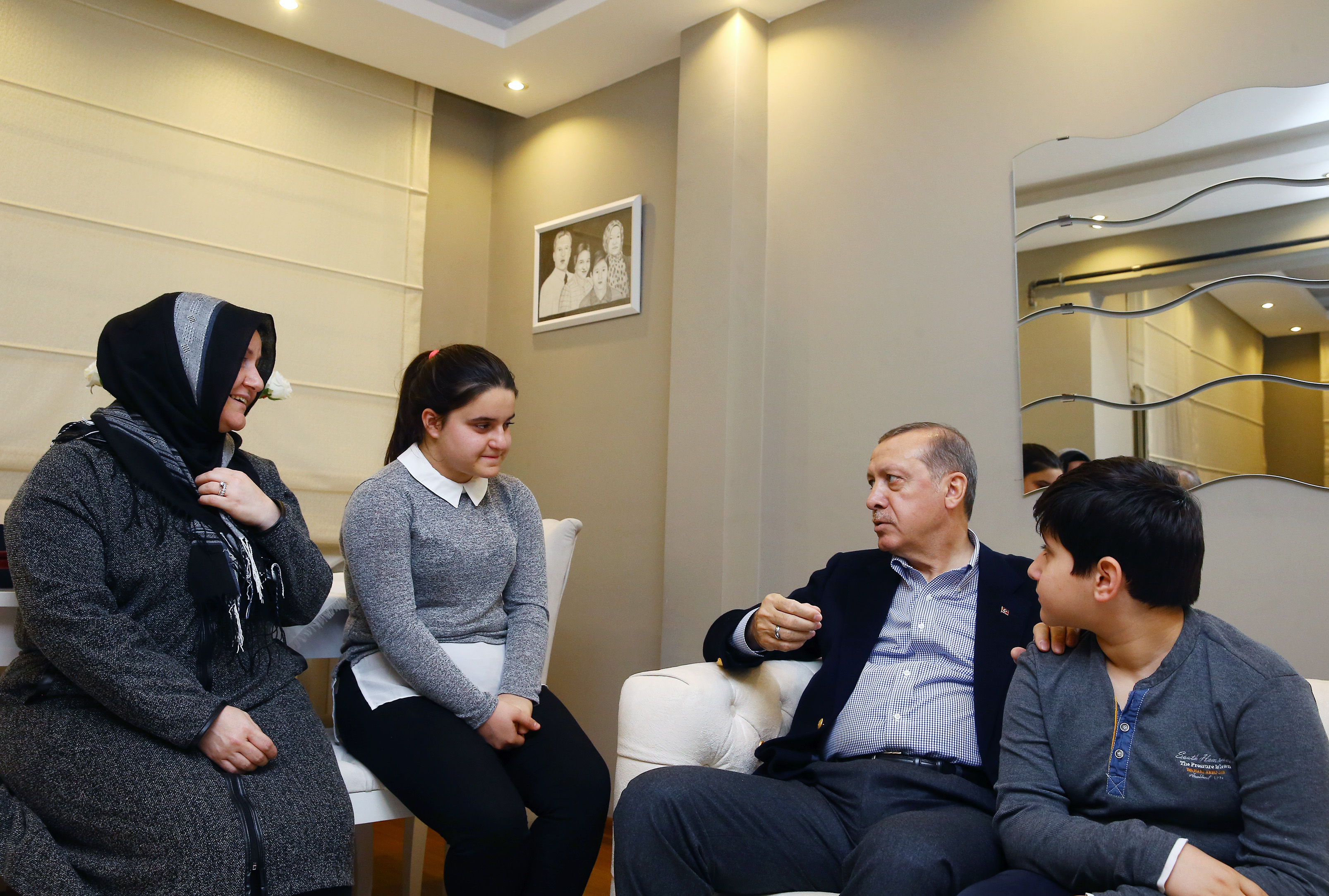 Cumhurbaşkanı Erdoğan şehidin ailesiyle sohbet etti.
