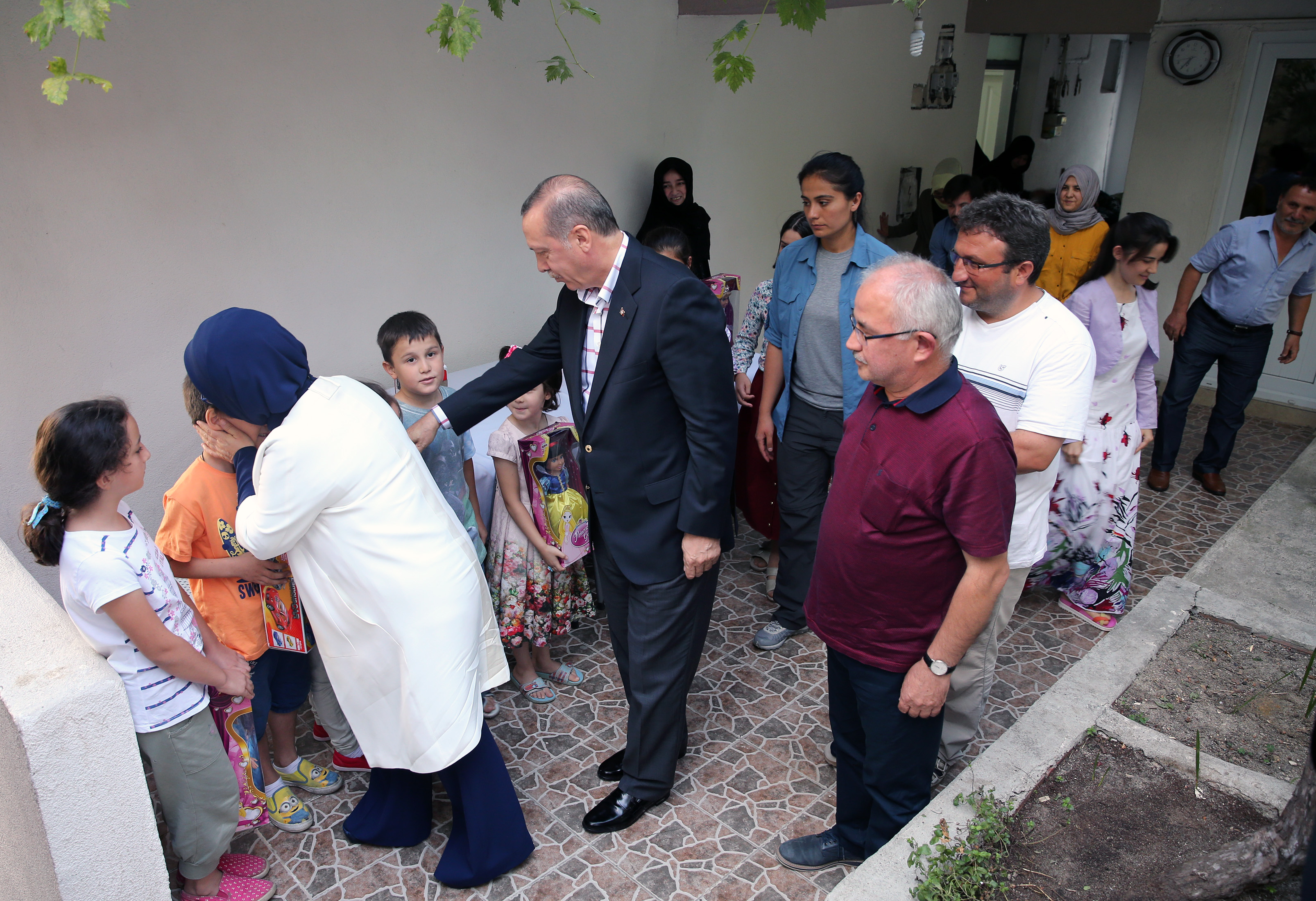 President Recep Tayyip Erdoğan and his wife Emine visited the family of Salih Alışkan, who was martyred on the Boshorus bridge during the July 15 coup attempt.