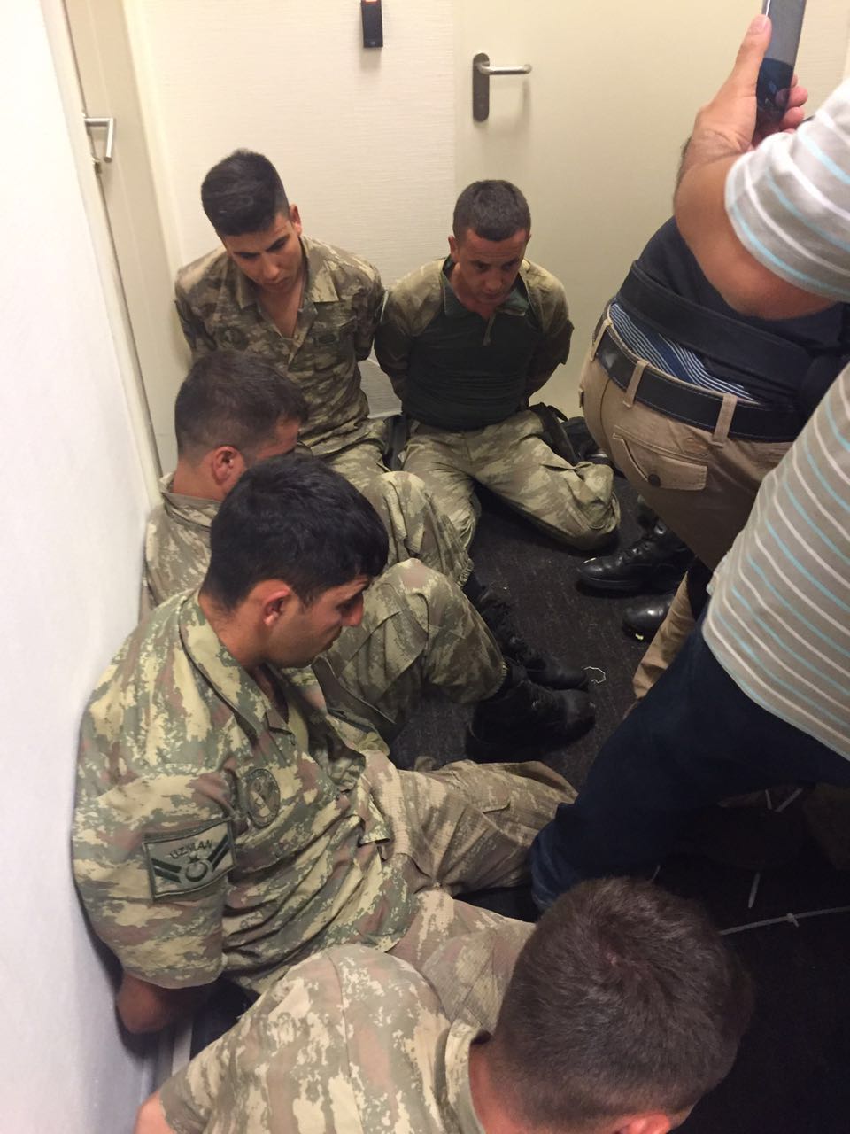 Были задержаны члены FETÖ 13 военнослужащих, 3-ое из которых являются офицерами, которые пытались проникнуть одновременно в президентский дворец и MIT (МИТ) Национальная Разведывательная Организация Турции.