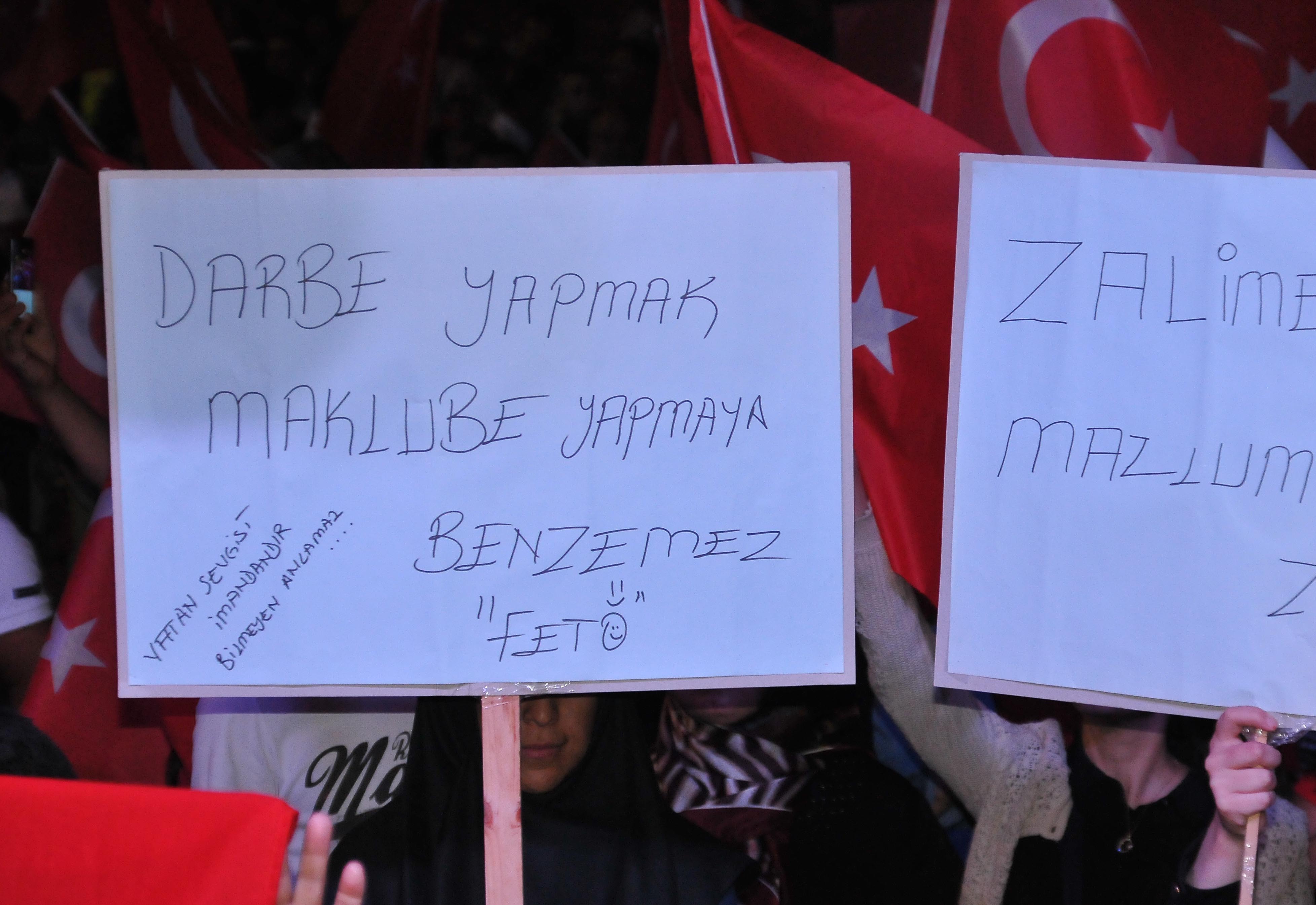 Demokrasi nöbetlerine katılan vatandaşlar hazırladıkları pankartlar ile tepkilerini dile getirdi.