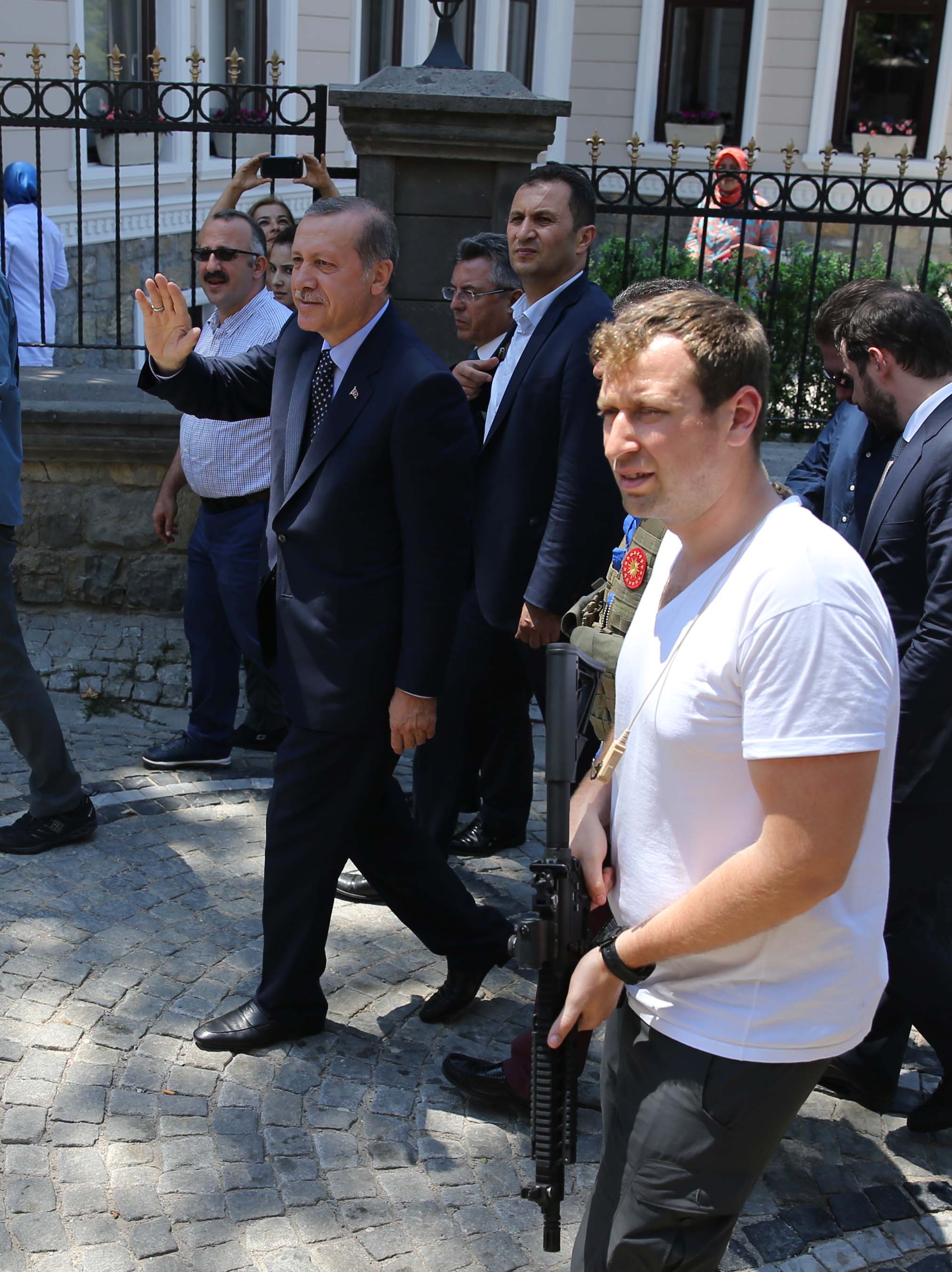 Cumhurbaşkanı Erdoğan konutu önünde toplanan halkı selamladı.