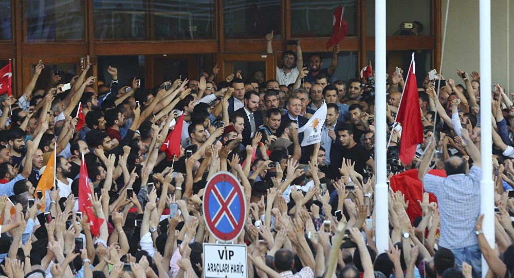 После попытки переворота военными, президент Реджеп Тайип Эрдоган сделал ещё одно обращение гражданам, во время пребывания в аэропорту им. Ататюрка.