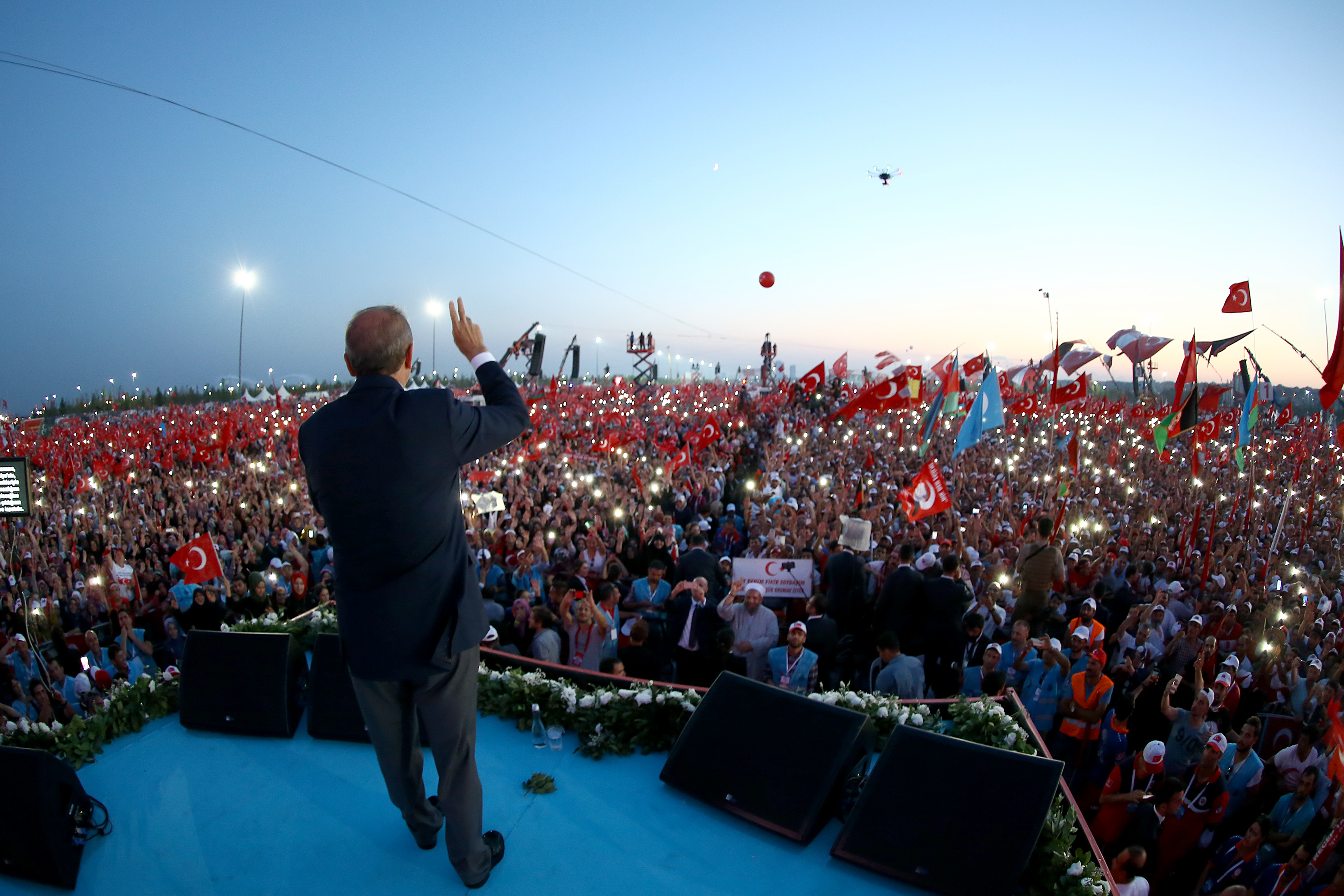 تم تنظيم لقاء جماهيري تحت اسم ’الديموقراطية والشهداء’ عقب نداء رئيس الجمهورية أردوغان بعد محاولة الإنقلاب.