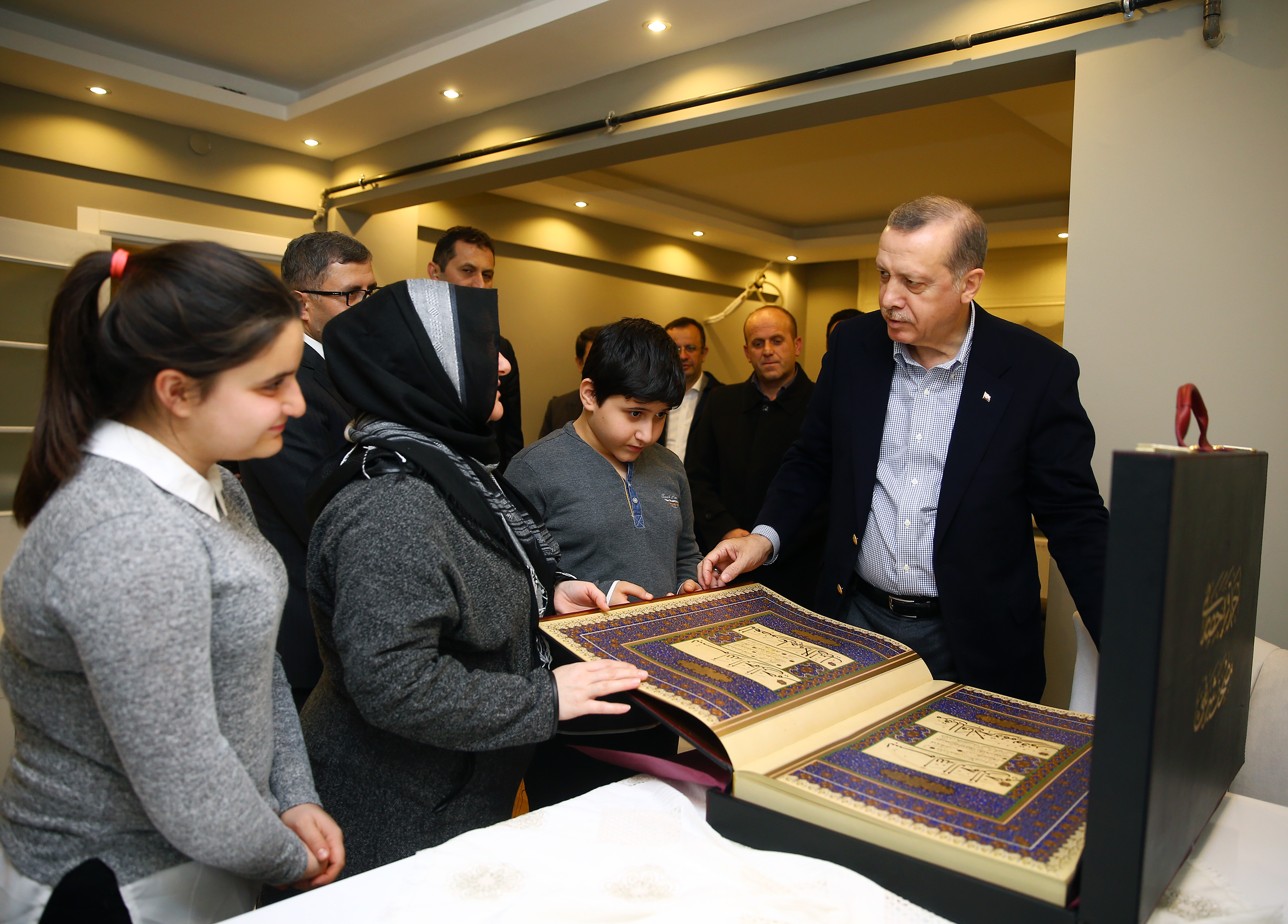 He presented a Quran as a gift to the martyr’s family.
