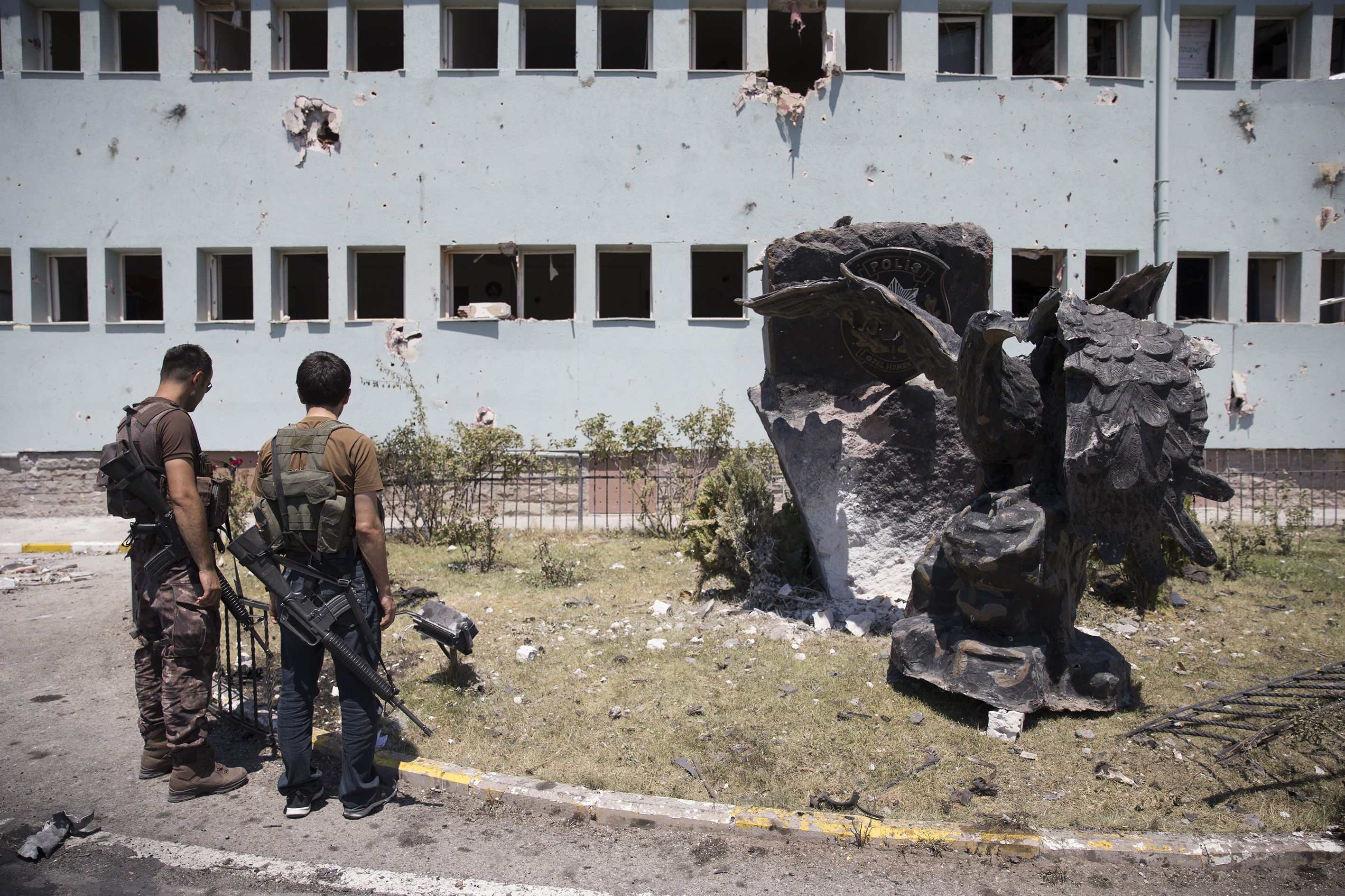 The police were shot with F-16s at the control of treacherous submersibles while preparing to go to the operation of the building like General Staff and General Command of Gendarmerie.