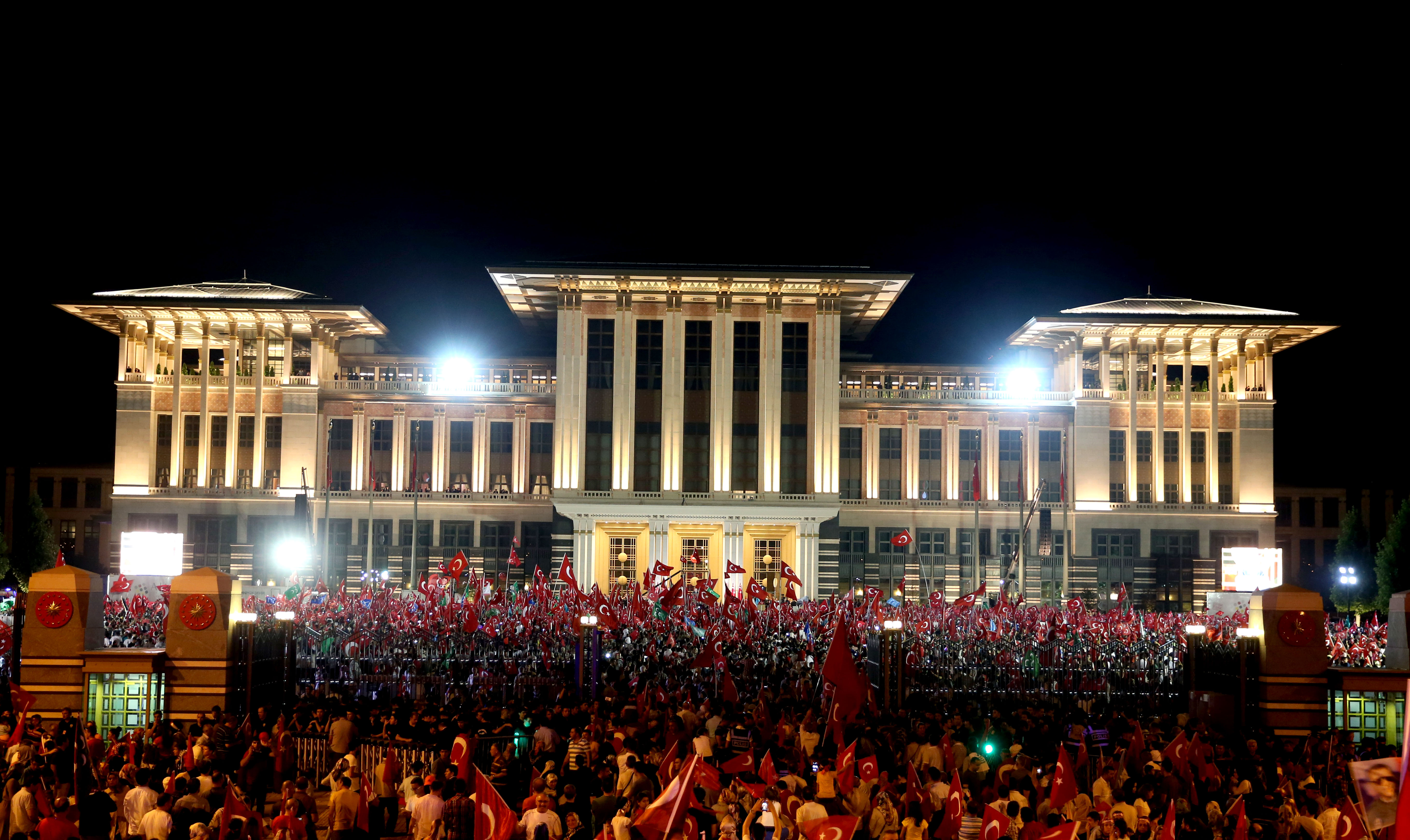تحدث رئيس الجمهورية أردوغان الى المواطنين في حديقة مجمع رئاسة الجمهورية في اليوم الأخير لنوبات حراسة الديموقراطية.