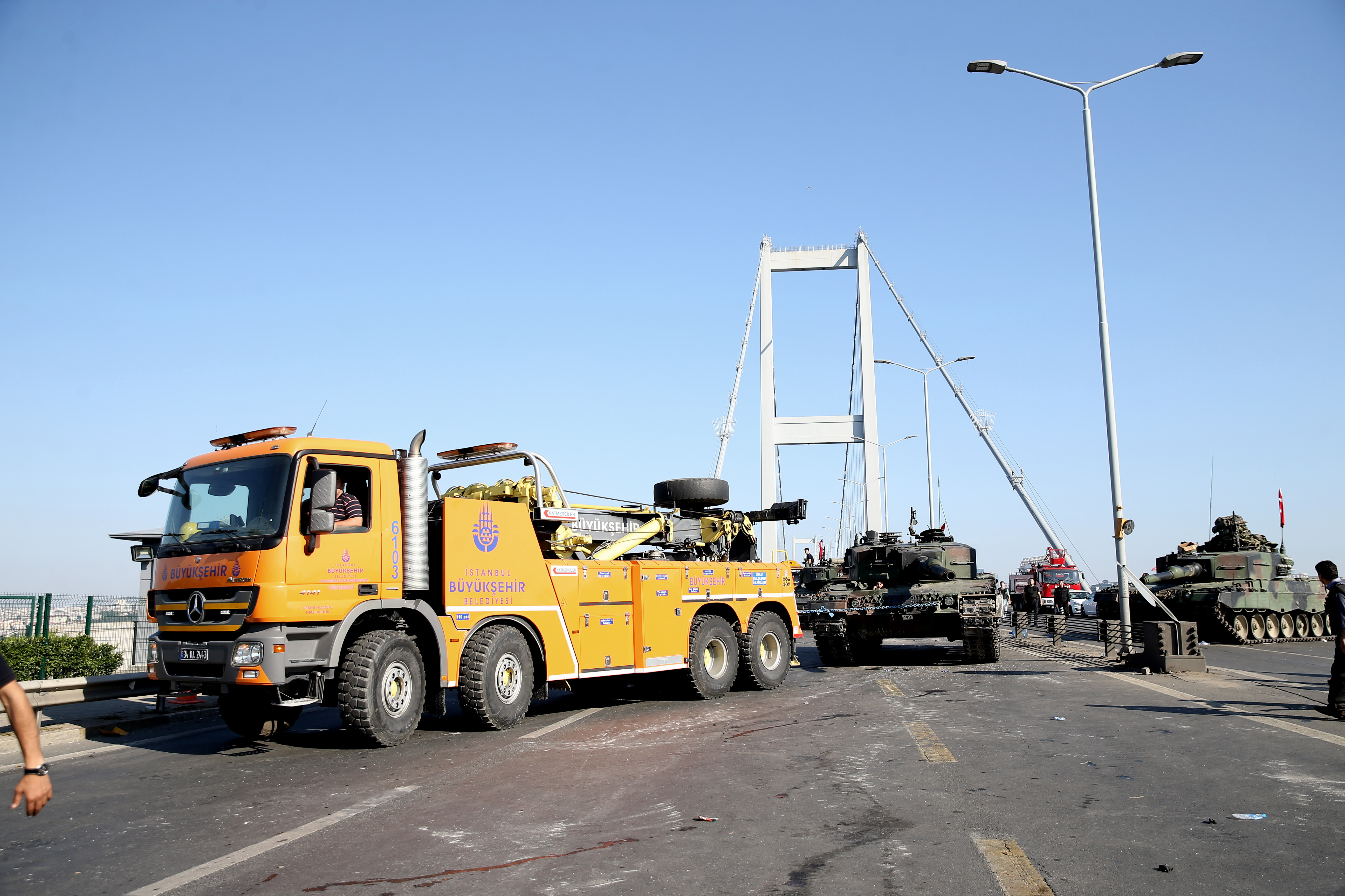 فُتح جسر السلطان محمد الفاتح وجسر البوسفور للمرور عقب قيام الشرطة بسحب الدبابات.