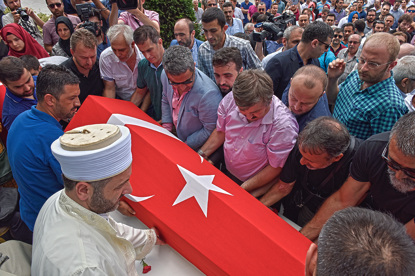 Тело мученика было доставлено в зал для церемоний перед зданием холдинга ‘Албайрак’.