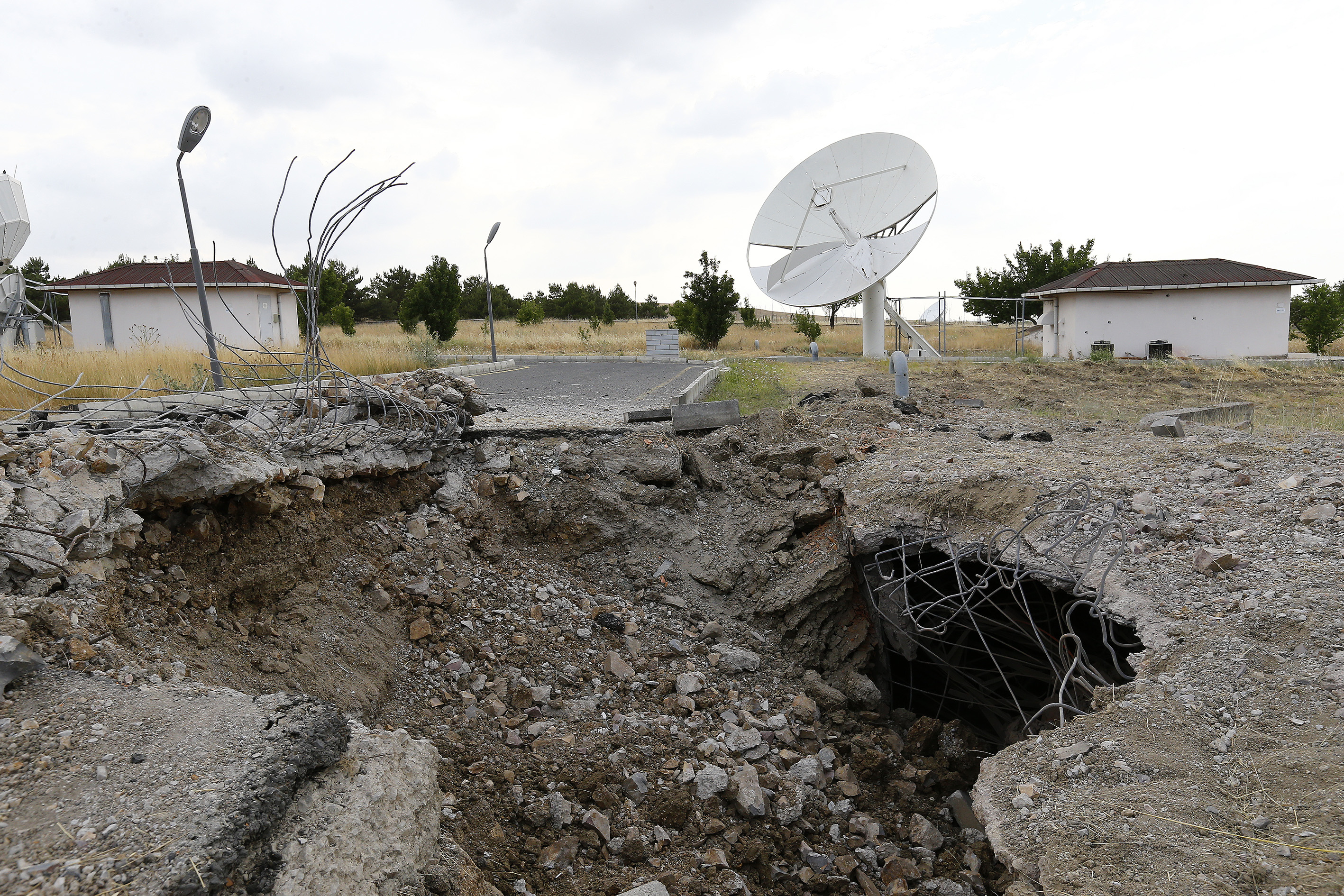 Türksat kampüsüne atılan bombaların verdiği hasar gün ağarınca ortaya çıktı.