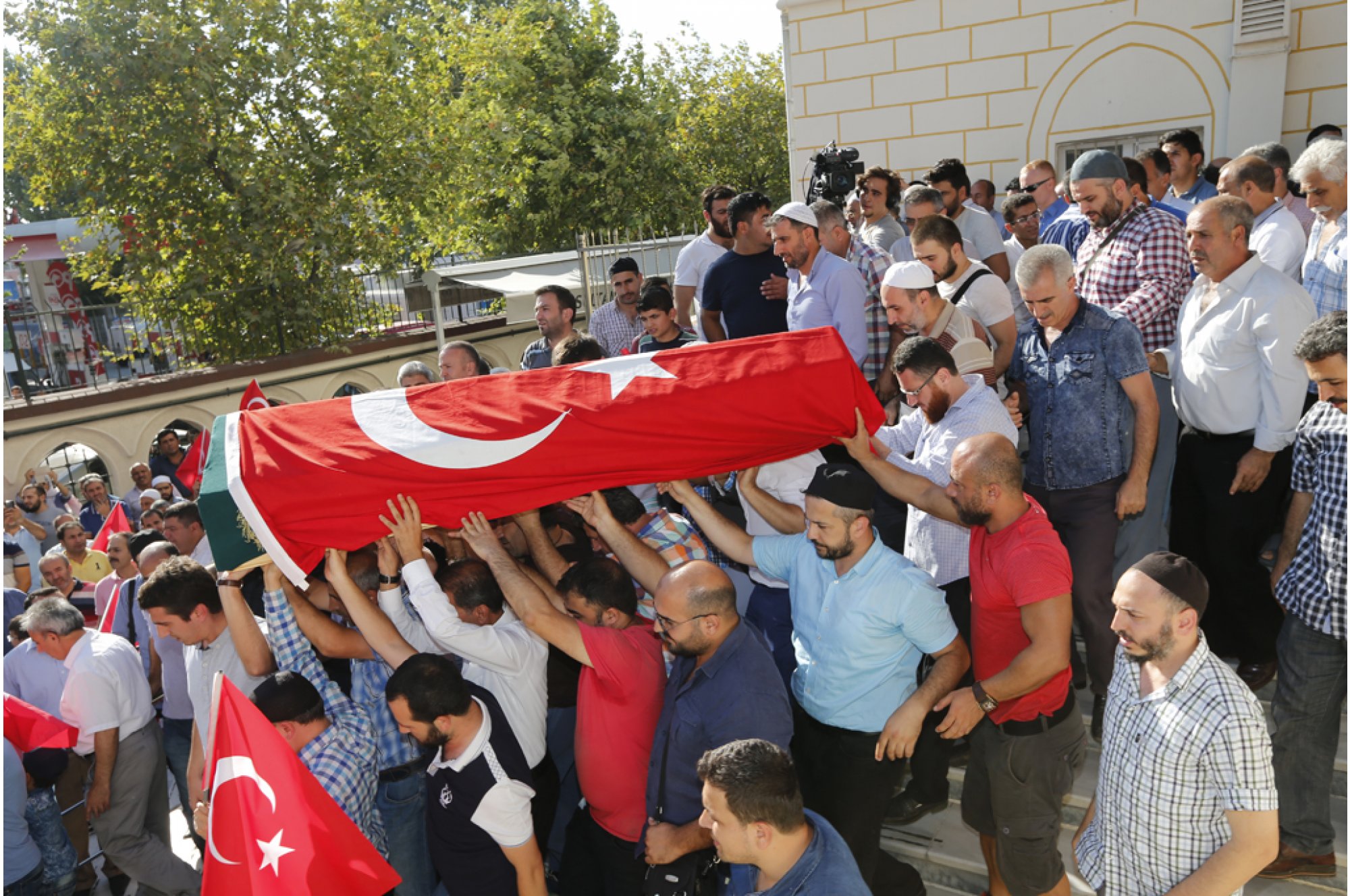 Şehidin cenazesi Adli Tıp Kurumu'ndan alınarak Türk bayrağına sarılı tabutla camiye getirildi.