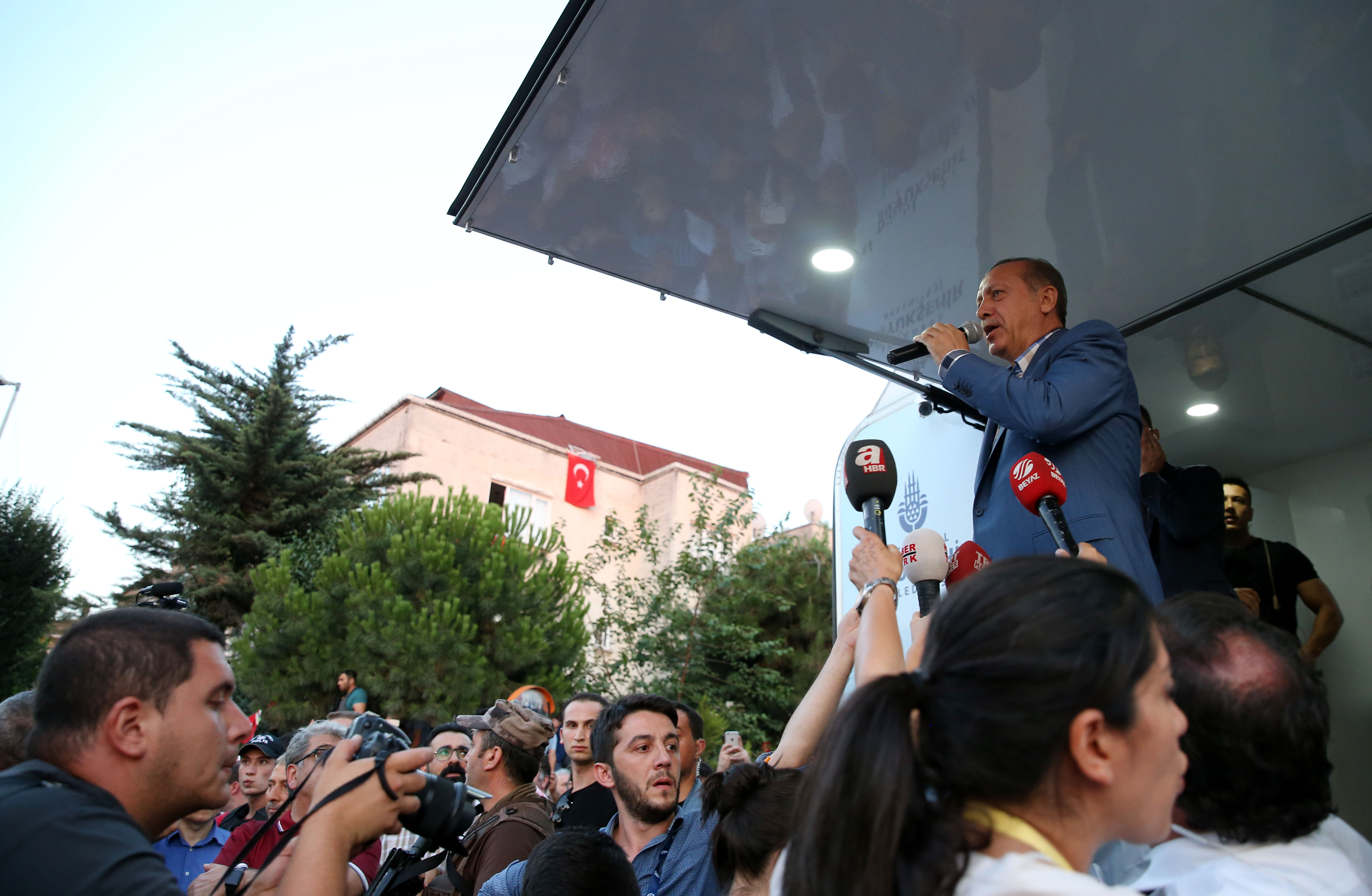 توجه رئيس الجمهورية أردوغان الذي خرج من فندق مطار أتاتورك متوجهاً لمنزله في قيصقلي بالحديث للمواطنين الذي استقبلوه بالأعلام التركية.
