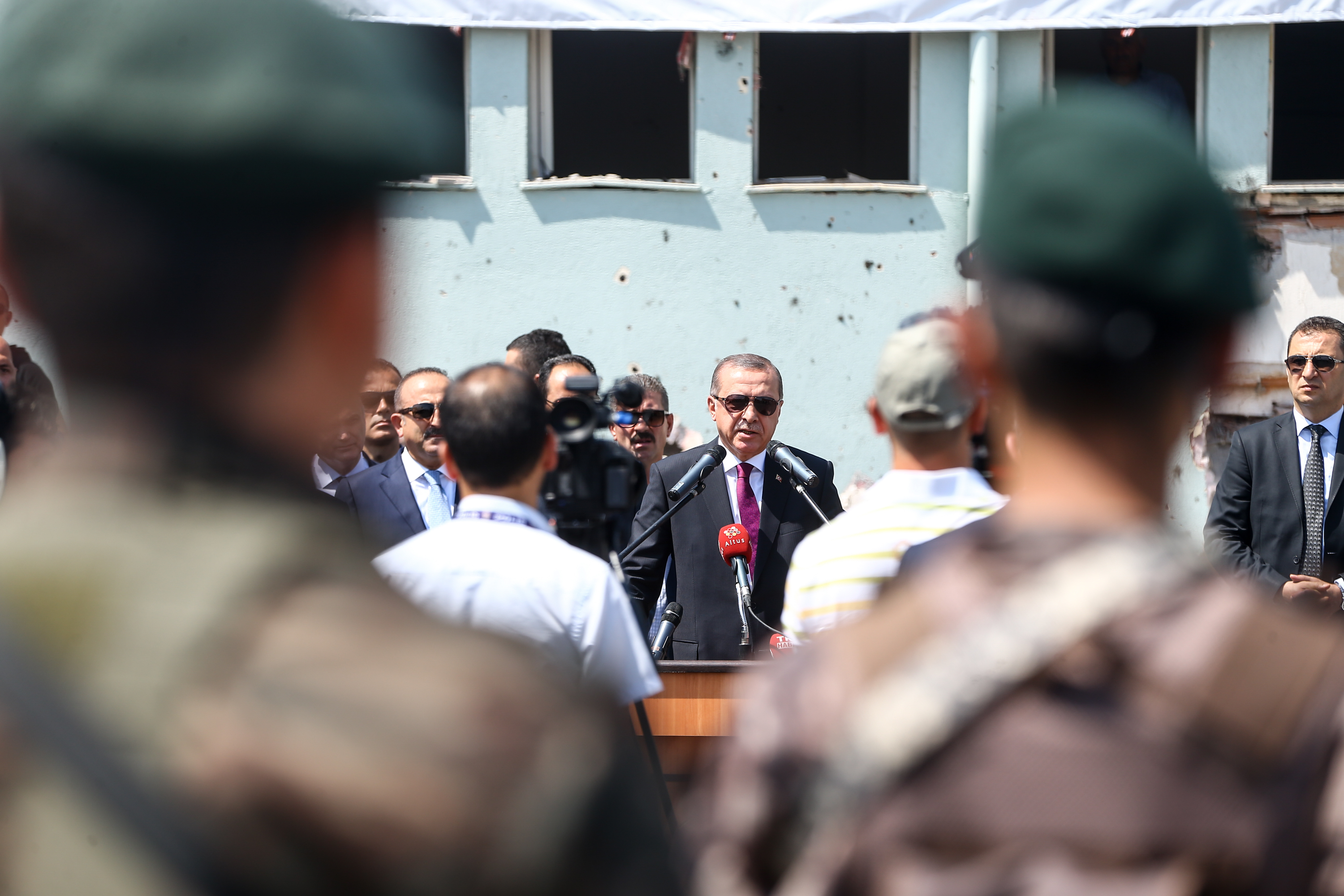 قام رئيس الجمهورية أردوغان بزيارة رئاسة دائرة العمليات الخاصة التي تم تفجيرها من قِبل الطيارين الإنقلابيين.