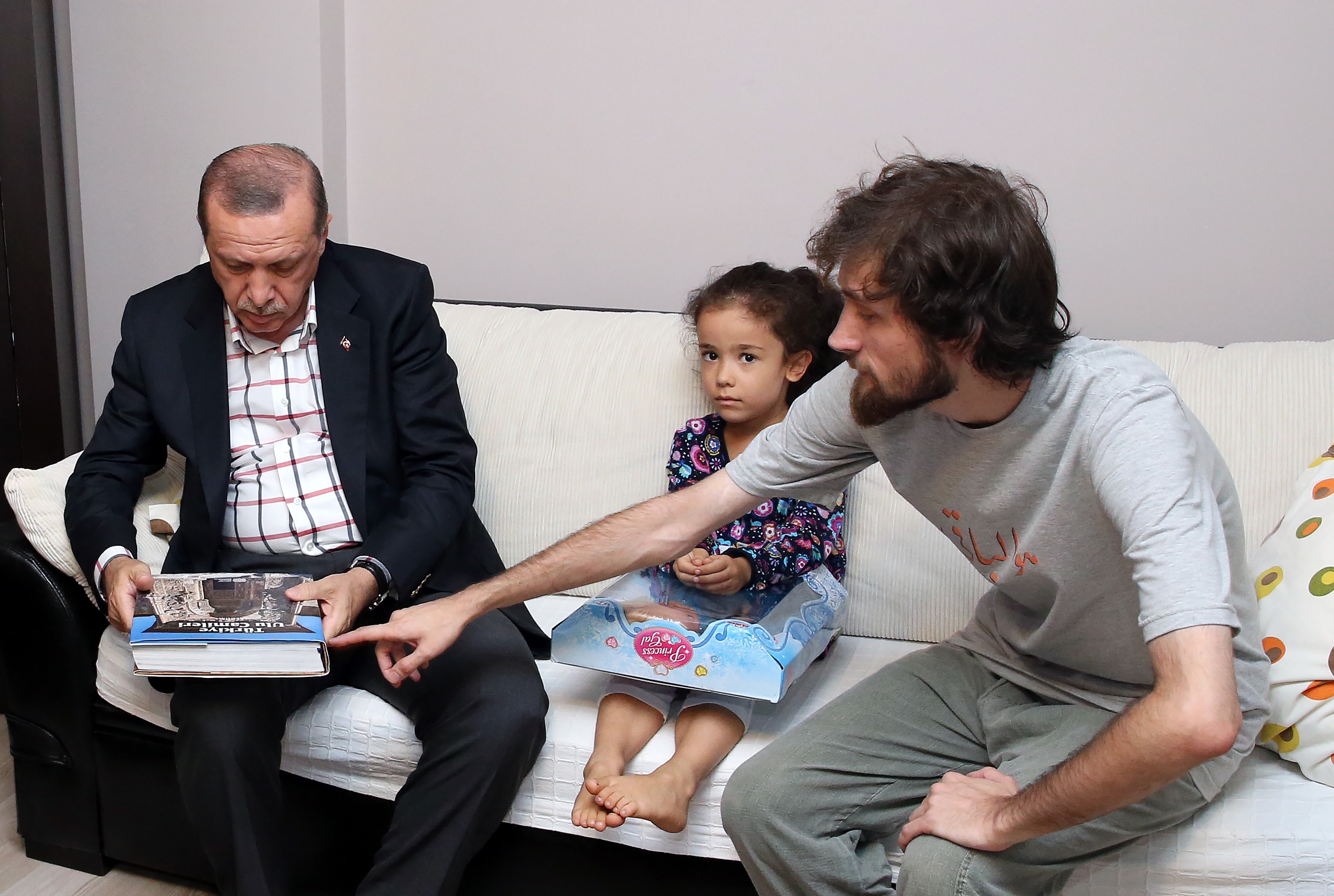 Şehit Mustafa Cambaz'ın oğlu Alparslan Cambaz da babasının 'Türkiye Ulu Camileri' kitabı hakkında Cumhurbaşkanı Erdoğan'a bilgi verdi.