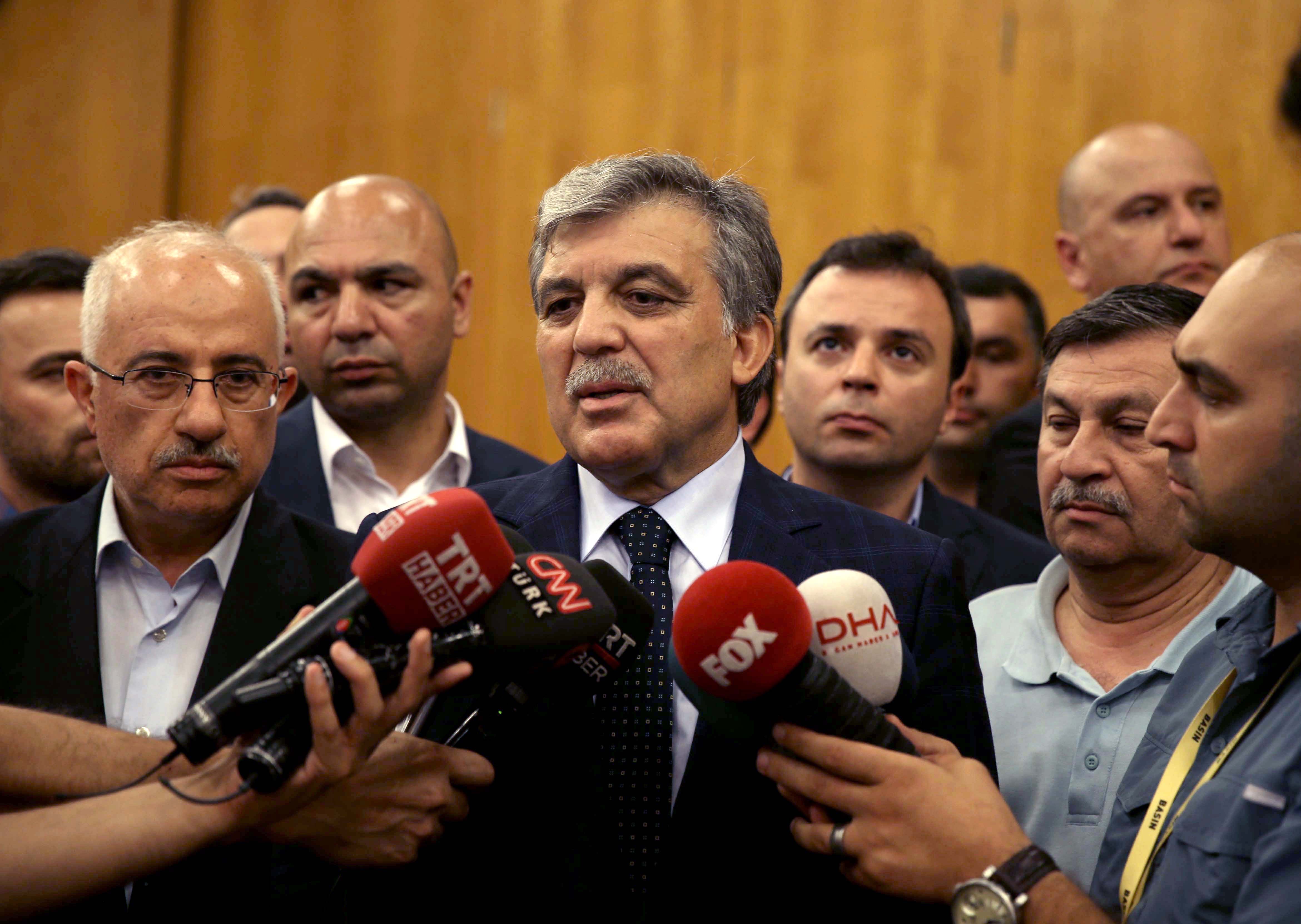 Former President Abdullah Gül also arrived at the Atatürk Airport State Guesthouse to meet with President Erdoğan. Gül made a statement to the press after the meeting.