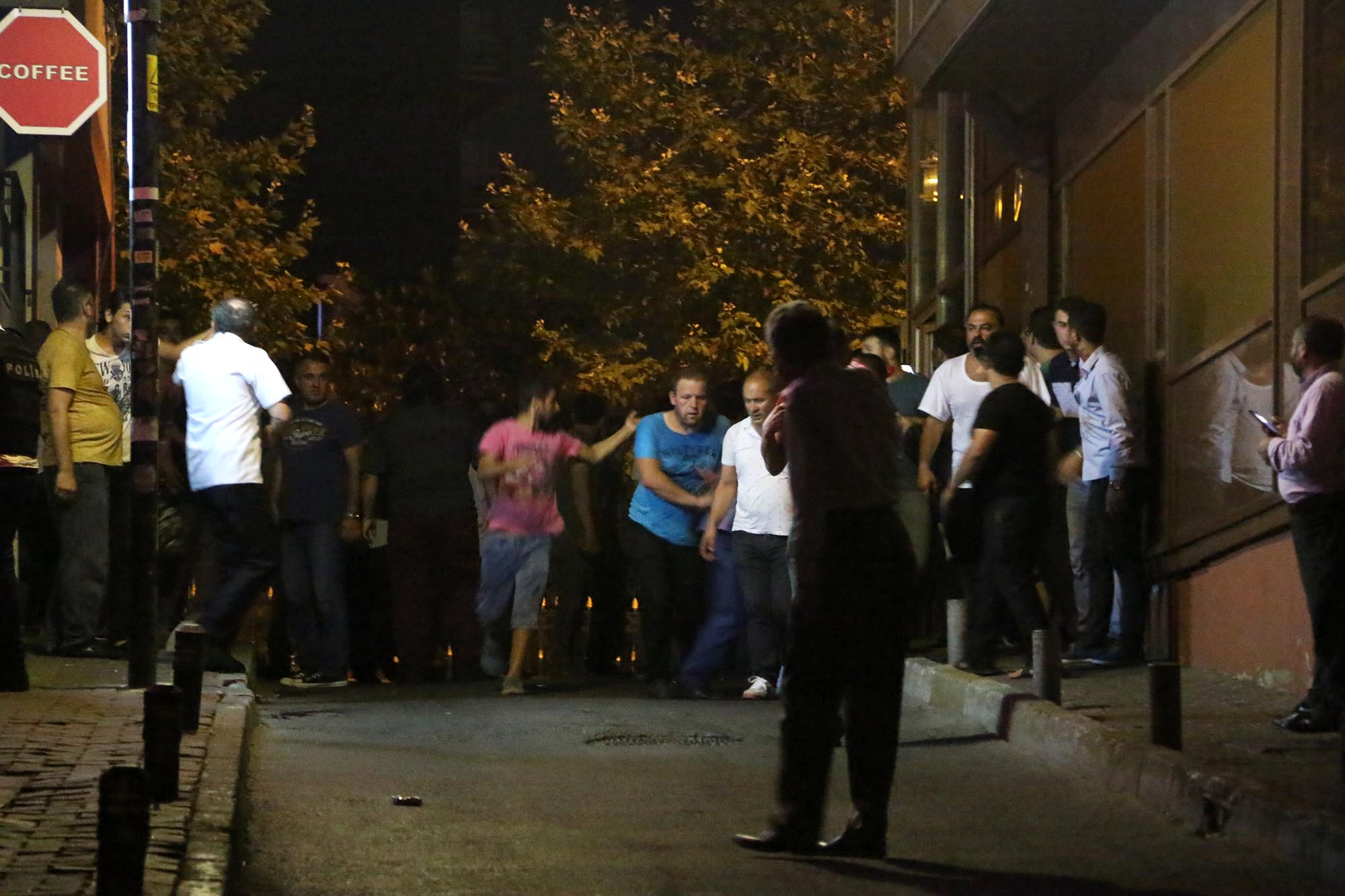 TRT'nin Harbiye binasına gece gelen askerlerin polisle çatışması sabah saatlerine kadar sürdü.
