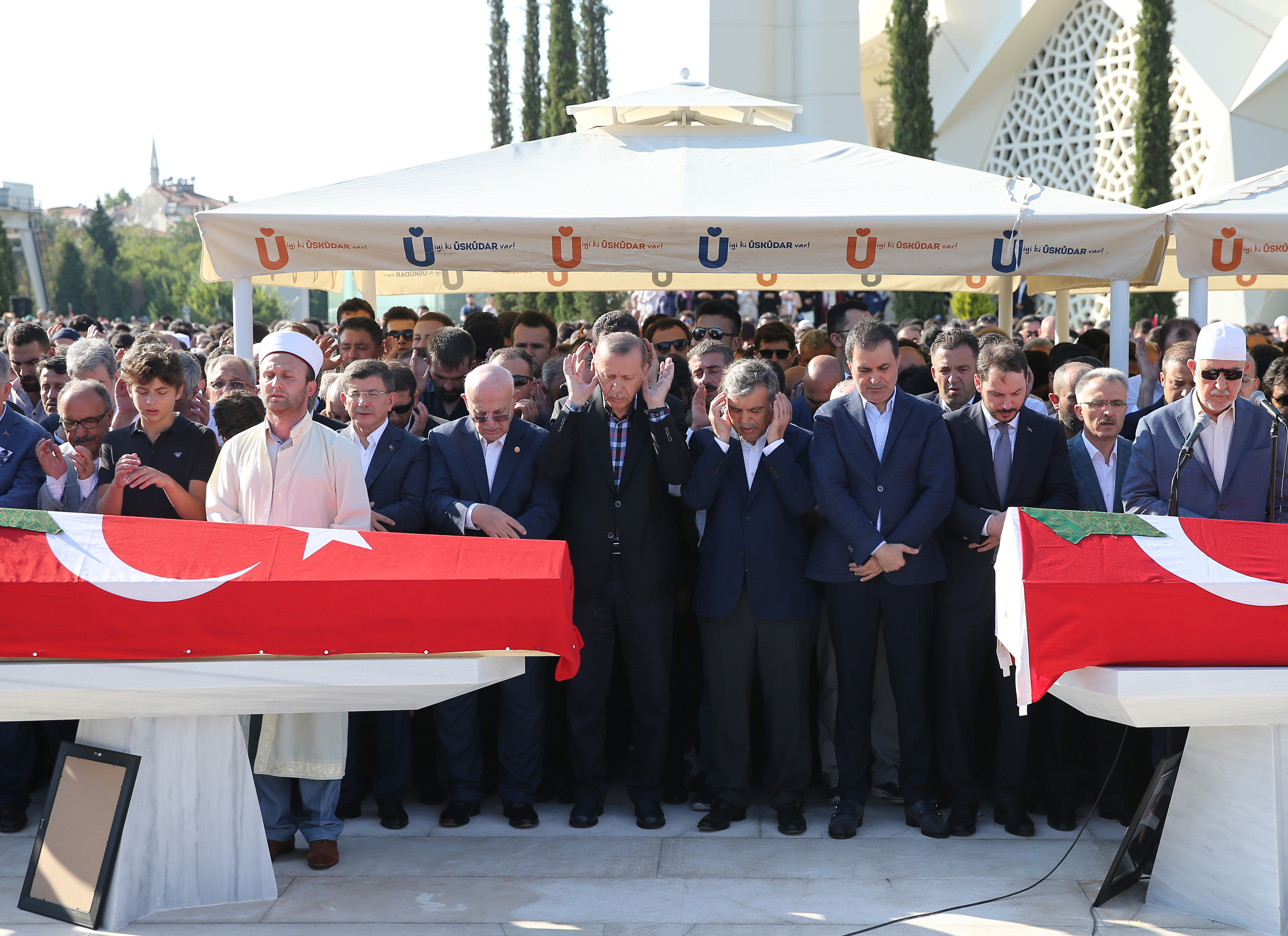 На церемонии прощания  присутствовали президент Эрдоган, 11 президент Абдулла Гюль, министры, депутаты, коллеги, родственники и большое количество граждан.