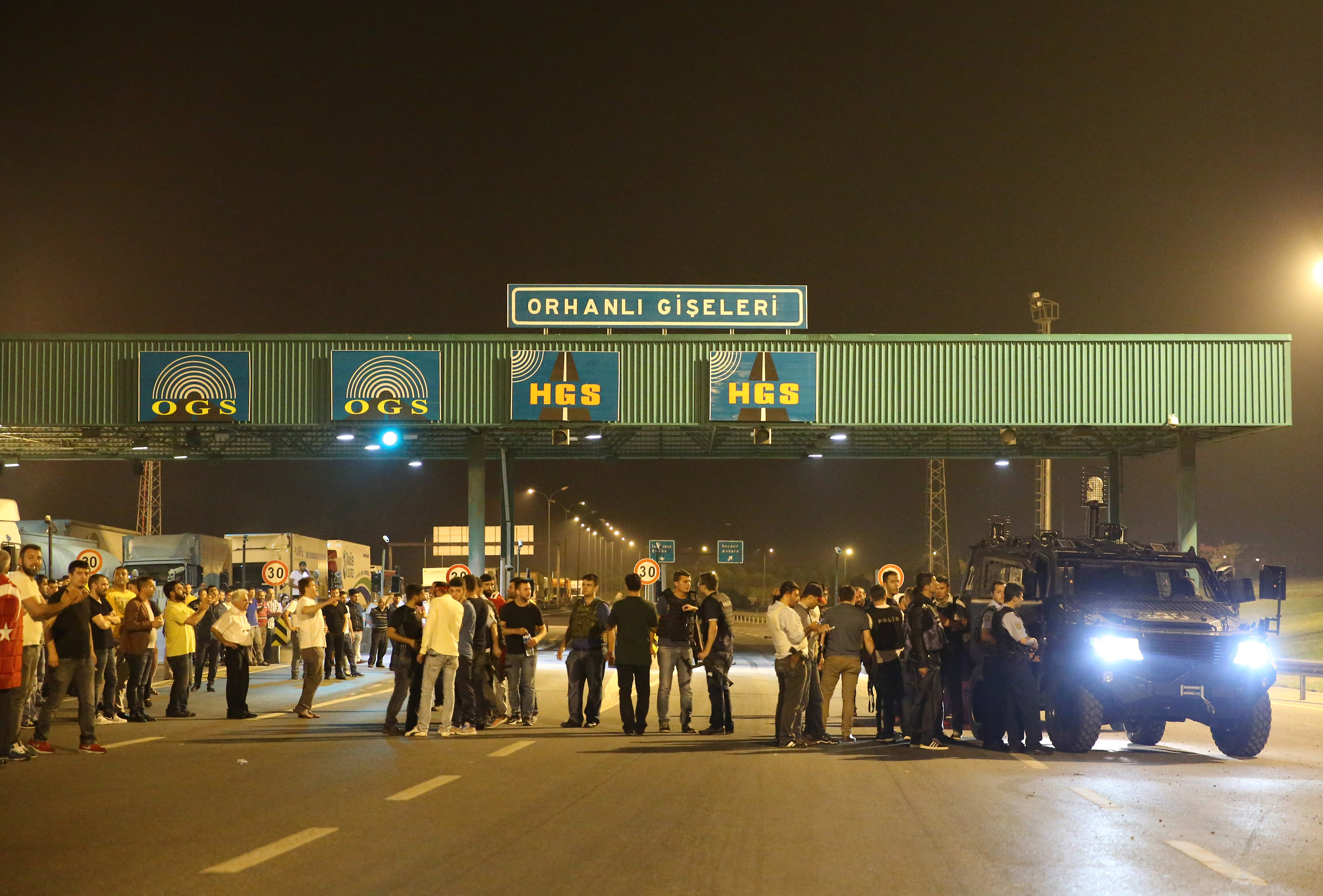 Civilians blocked FETÖ soldiers’ way at the Orhanlı toll gate.