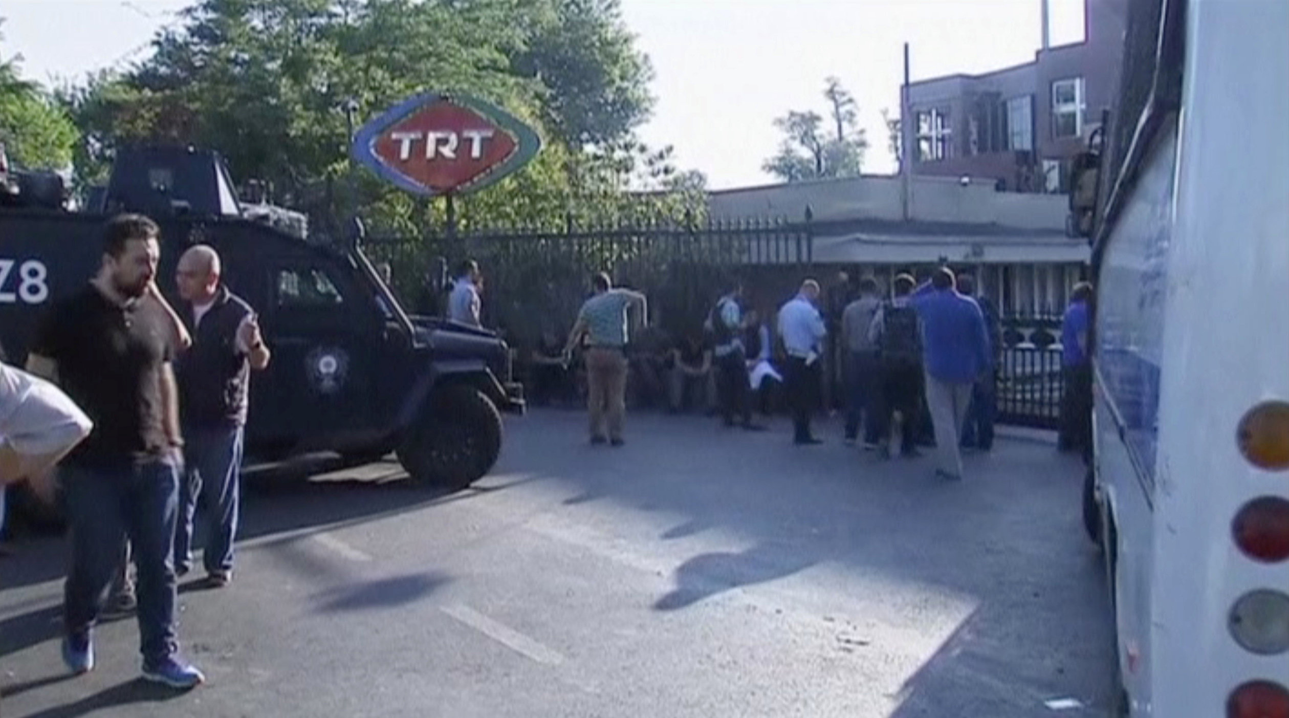 TRT binası sabah saatlerinde polisin yaptığı operasyonla geri alındı.
