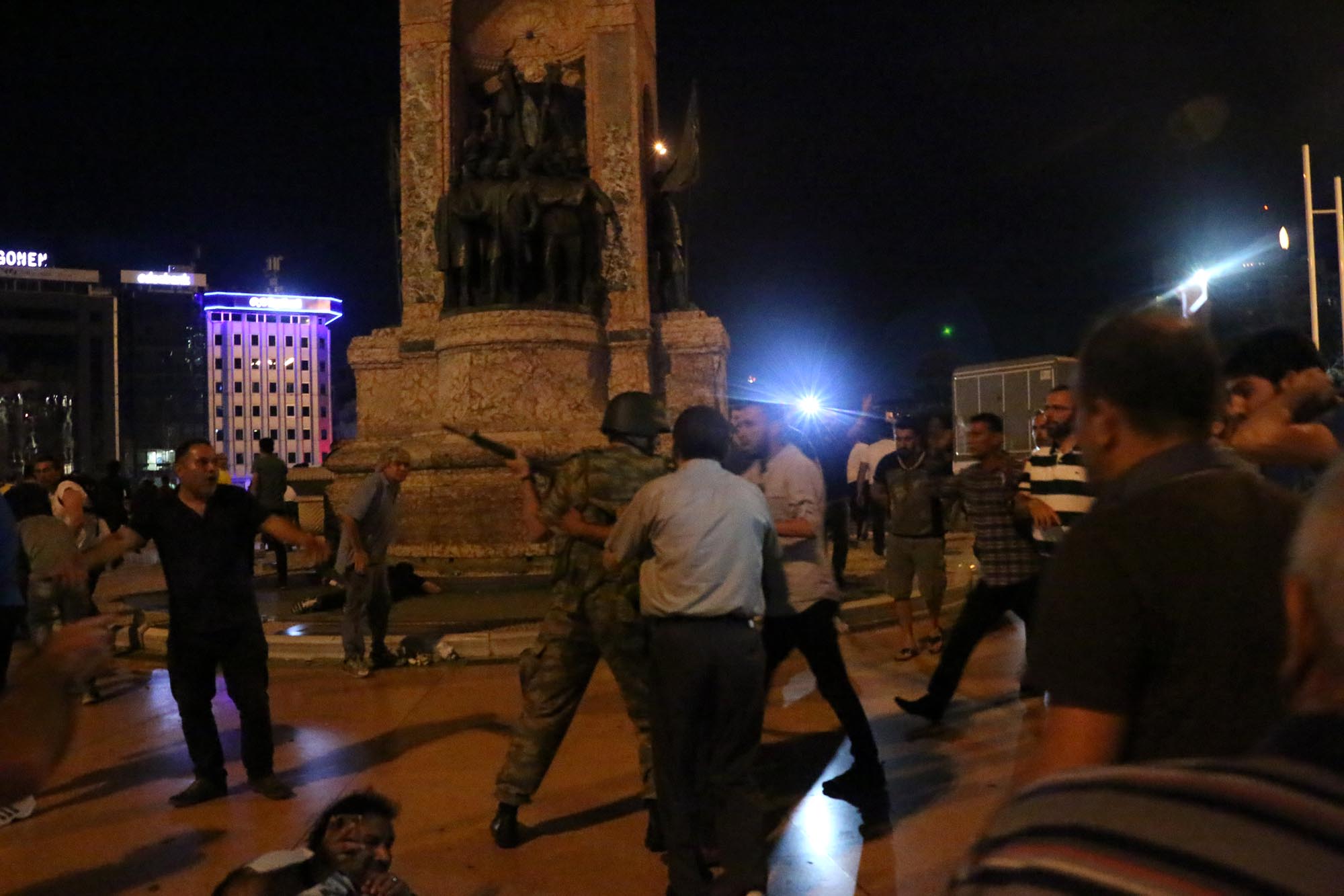 Taksim Meydanı’na polis ekiplerinin gelmesinin ardından darbeci askerler havaya ateş açtı ve vatandaşlar kaçıştı.