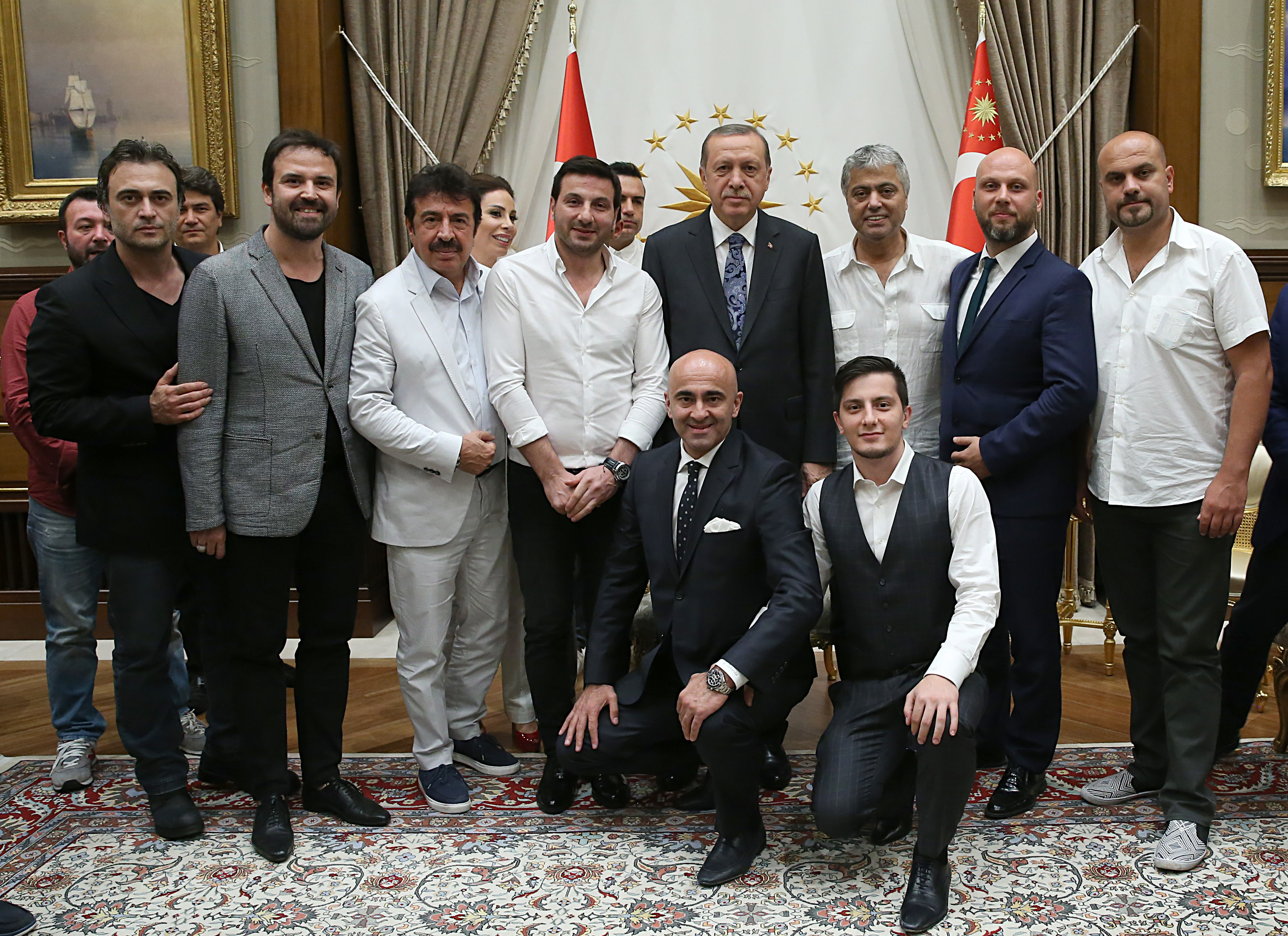 Ünlüler Cumhurbaşkanı Erdoğan ile hatıra fotoğrafı çekildi.