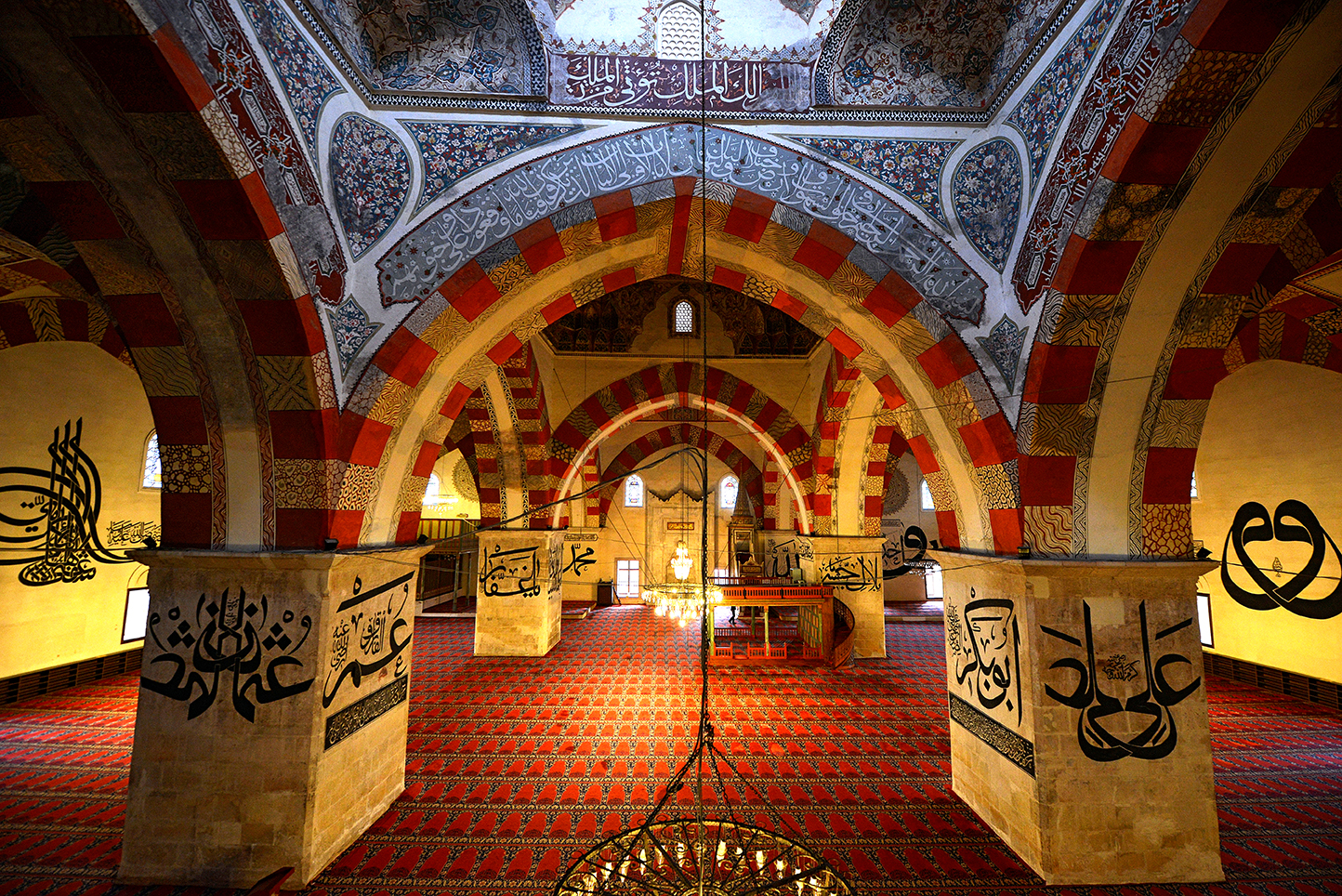 Он собрал фотографии всех 118 великих мечетей в одном альбоме и опубликовал его за месяц до того, как стал мучеником. (Старая мечеть Эдирне)