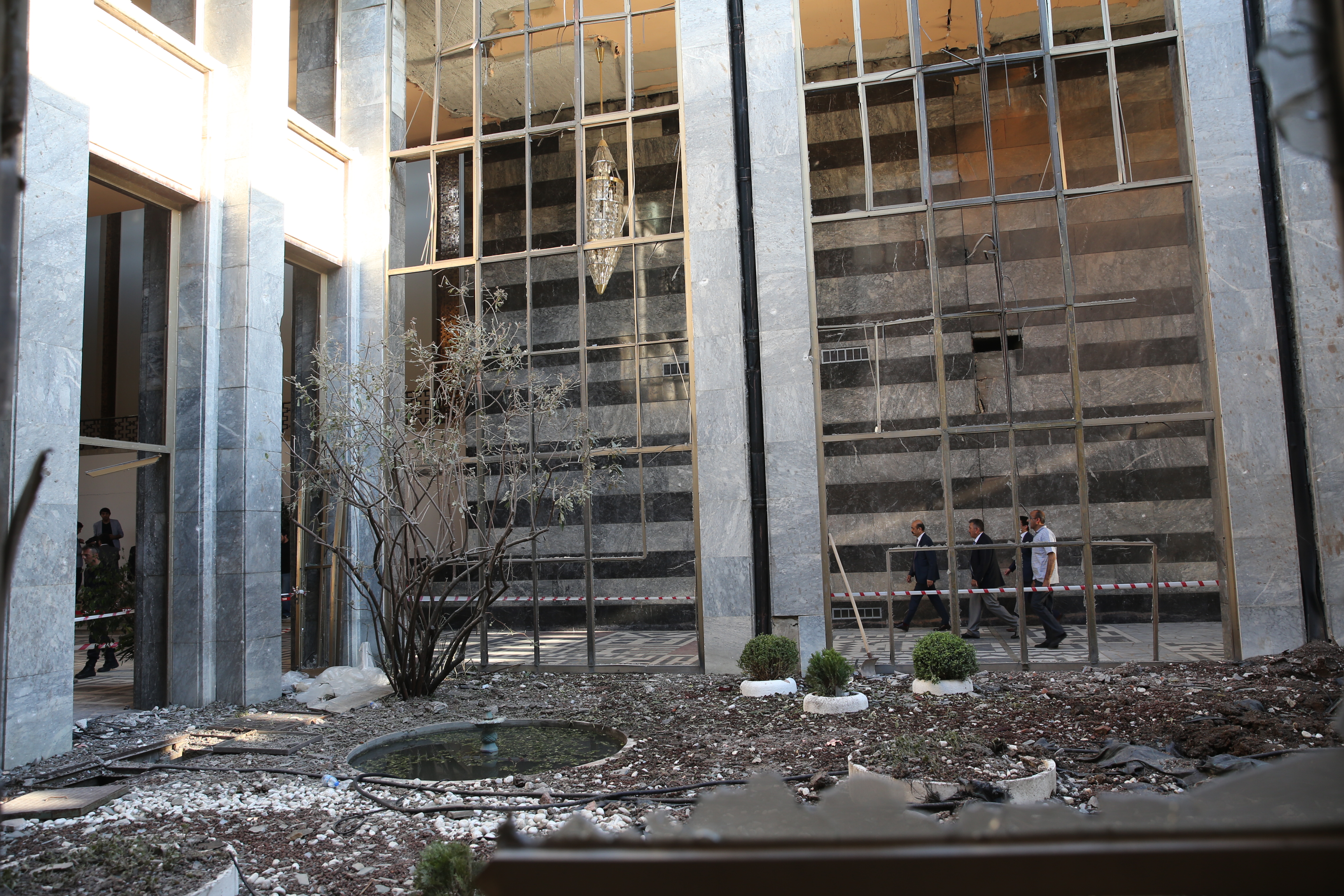 .Meclis binasına atılan bombaların verdiği hasar gün ağarınca ortaya çıktı.