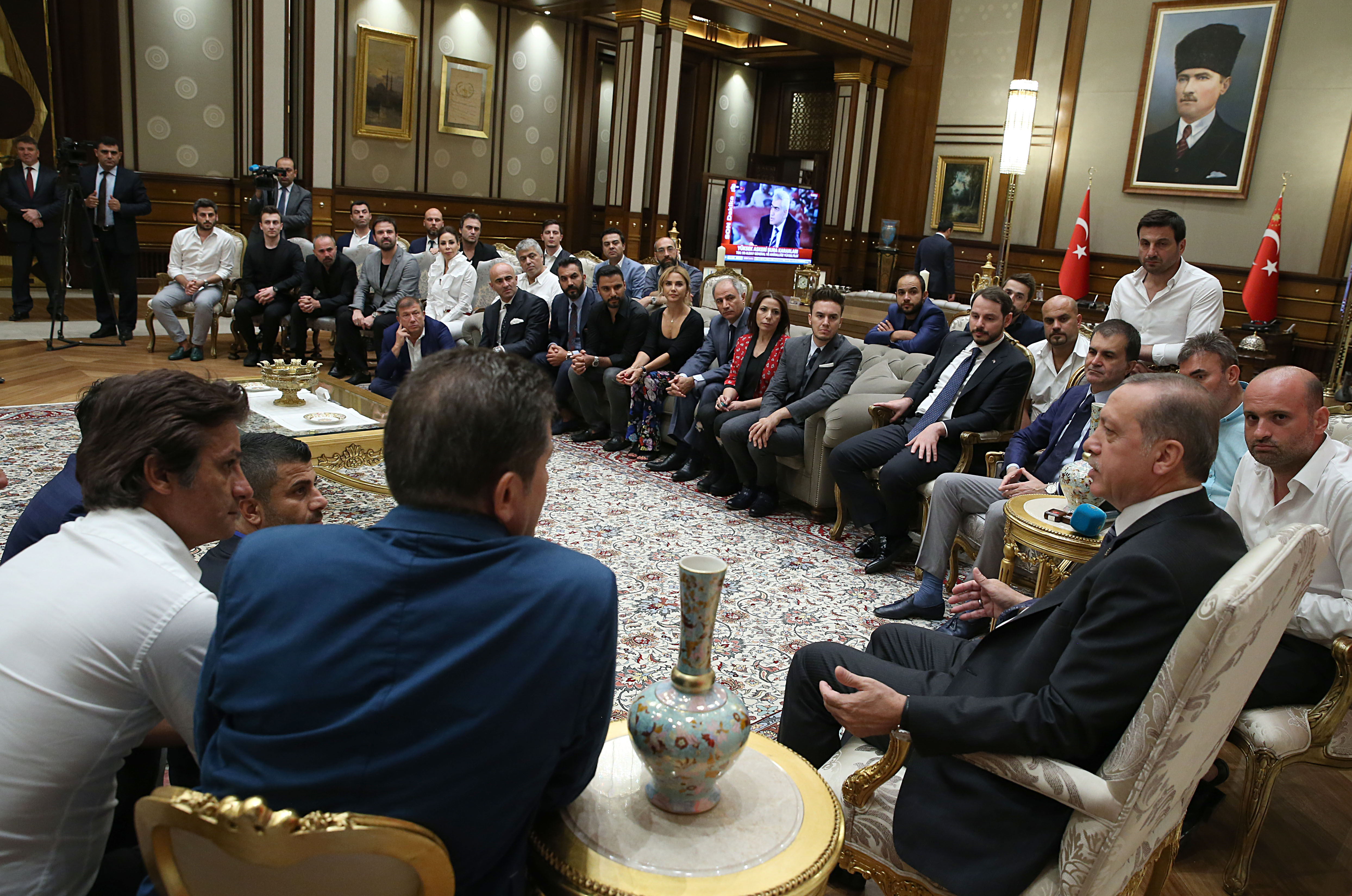 Президент Эрдоган и знаменитости некоторое время беседовали в зале дворца.