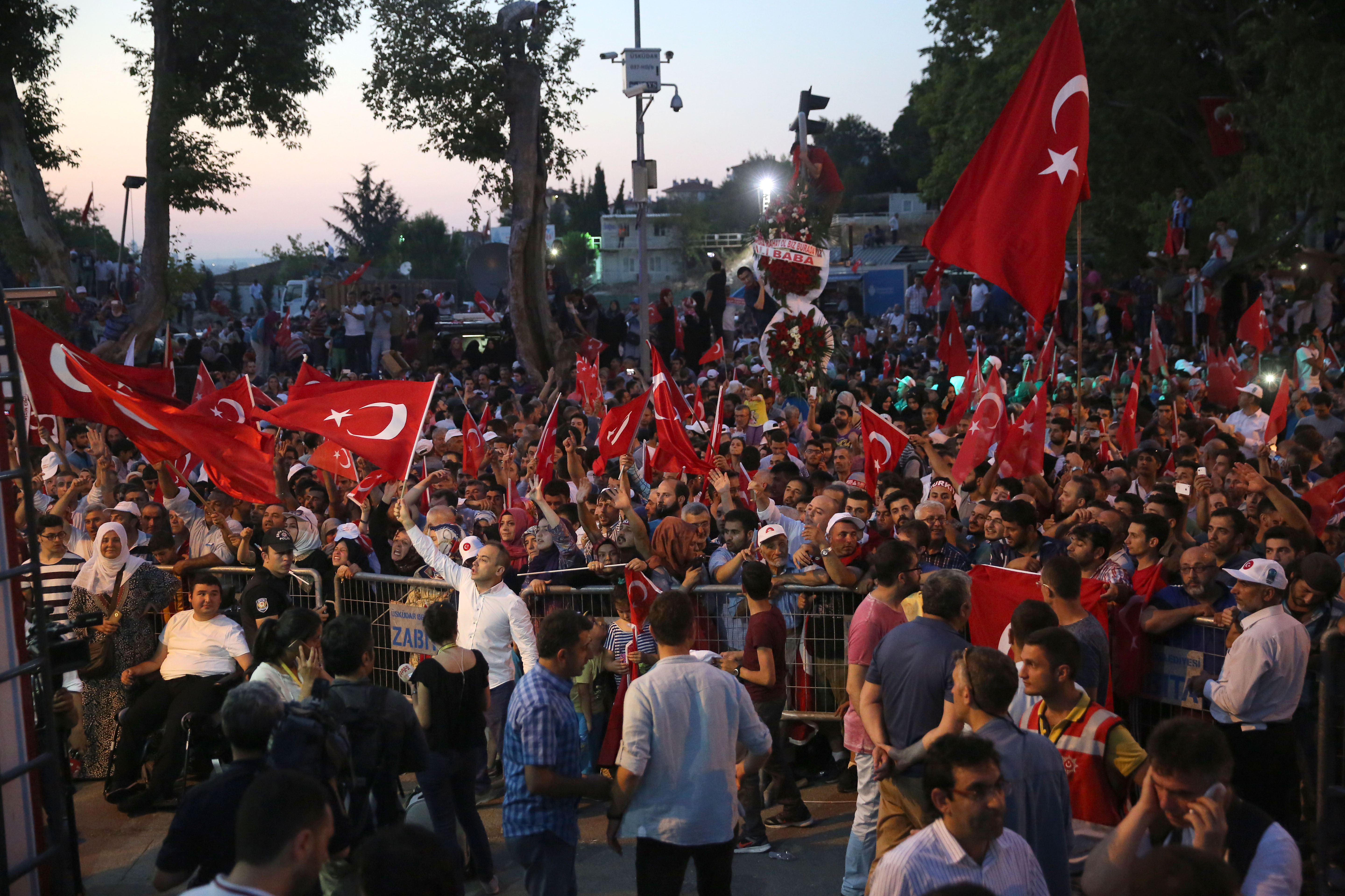 المواطنون المحتشدون بالأعلام التركية في أيديهم أمام منزل رئاسة الجمهورية.
